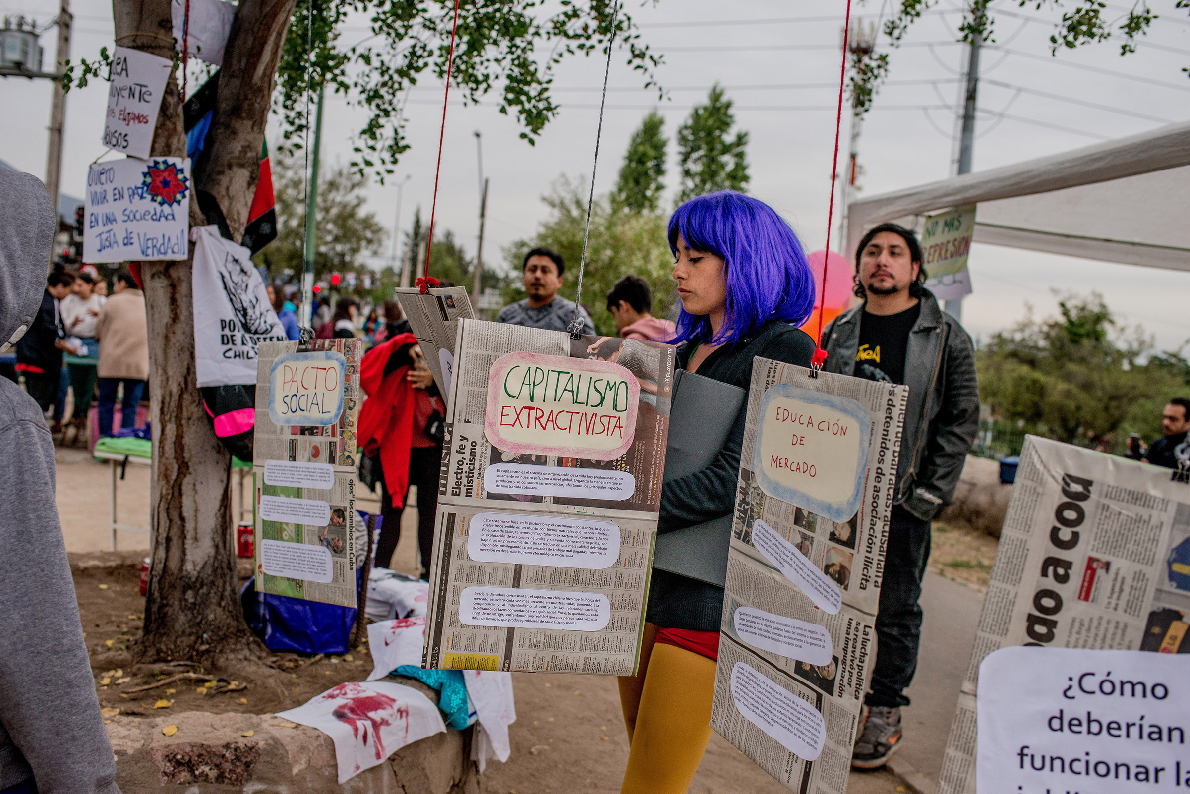 A gathering in PeÒalolÈn, a commune outside Santiago, focuses on issues like education, economy and the Constitution, in Chile, Oct. 27, 2019. (Tomas Munita/The New York Times)