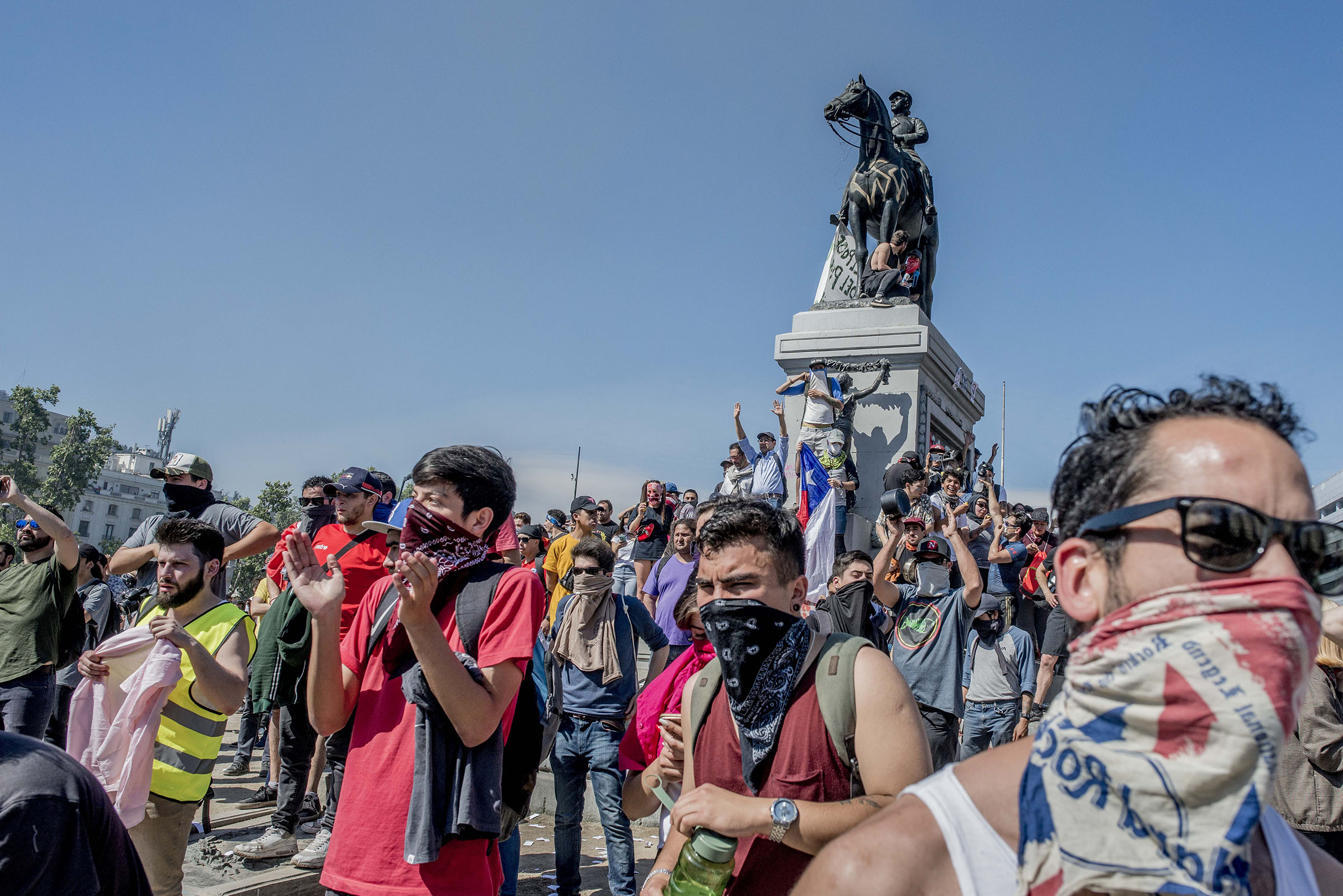 Demonstrators gather in Plaza Baquedano  during a day of protests in Santiago, Chile, on Oct. 21, 2019. (Tomas Munita—The New York Times/Redux)