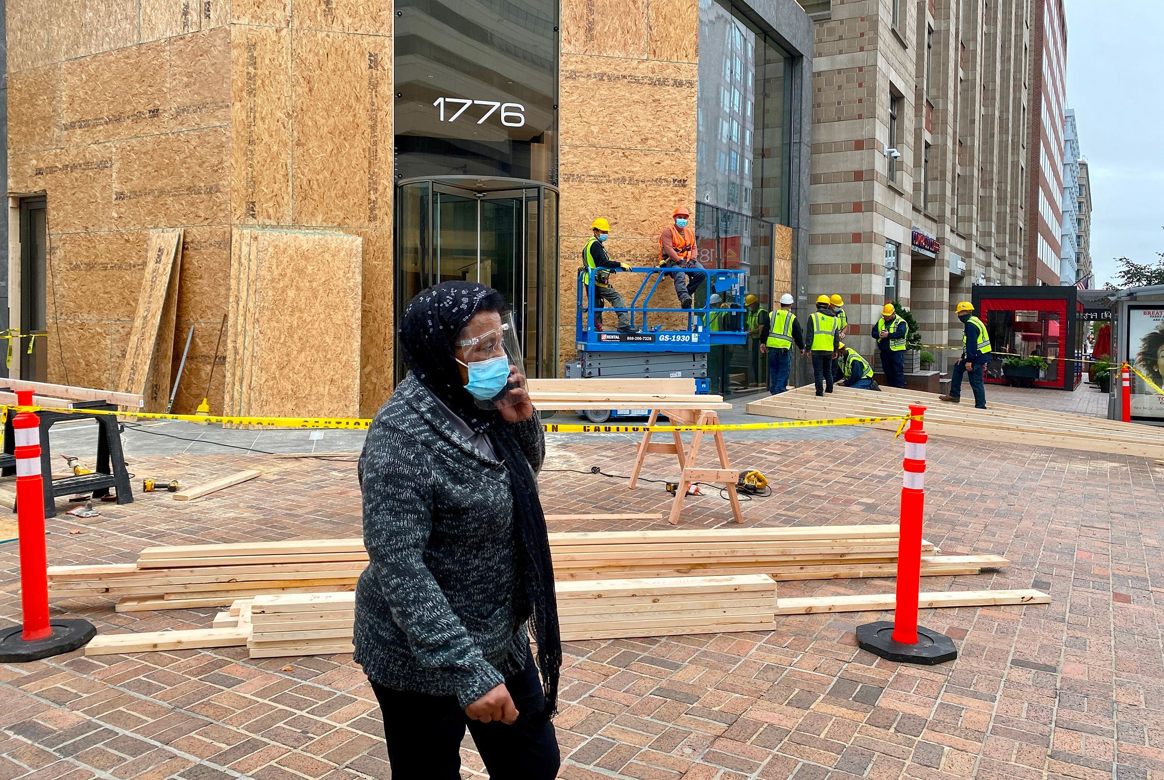 Workers install protections on building facades near the White House as building managers and local businesses fear violent demonstrations ahead of the coming Presidential elections, on Oct. 26 (Daniel Slim—AFP/Getty Images)