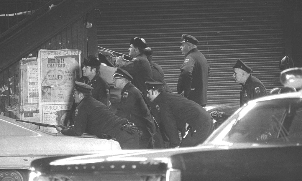 Police keep close watch on John and Al Sports Store while gunmen hold hostages captive inside in 1973 (NY Daily News via Getty Images)