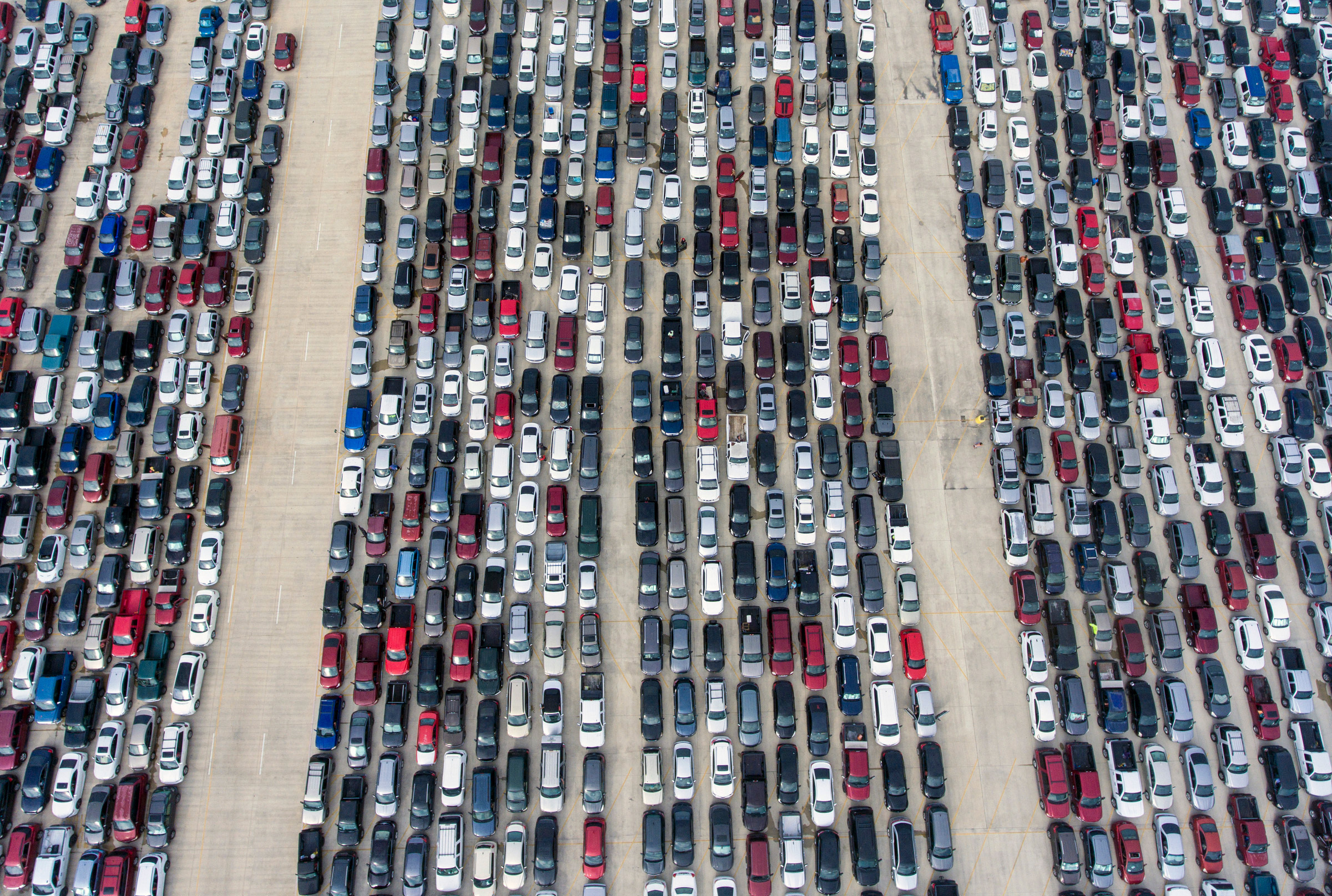 Rows of cars wait at Traders Village for the San Antonio Food Bank to begin food distribution on April 9. (William Luther—The San Antonio Express/AP)