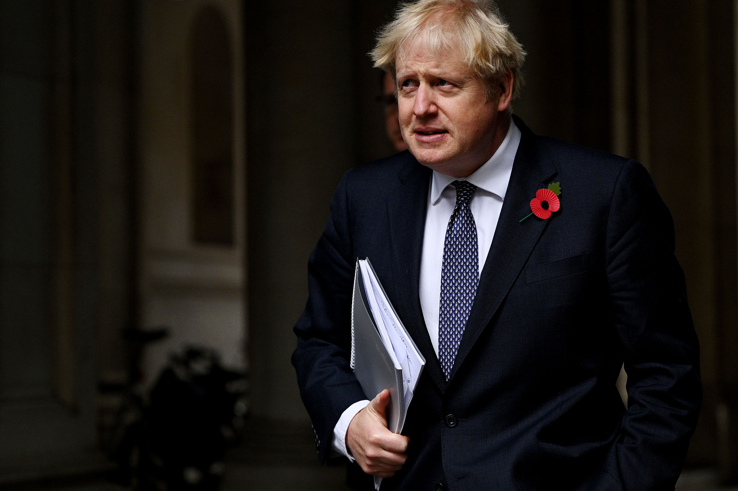 El primer ministro británico, Boris Johnson, regresa al décimo en Downing Street después de la reunión semanal del gabinete en el Ministerio de Relaciones Exteriores de Londres el 10 de noviembre de 2020.