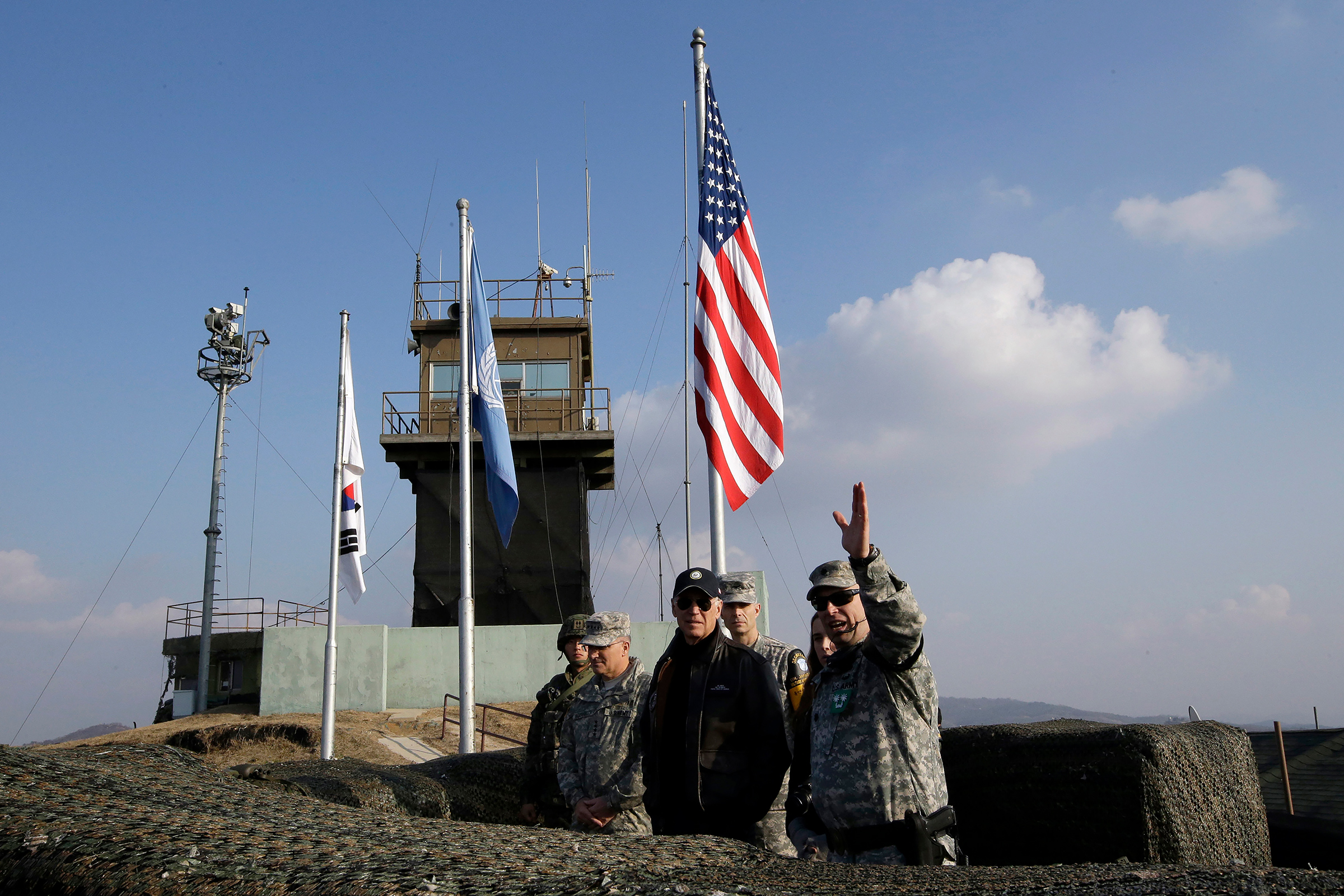 El 7 de diciembre de 2013, el entonces vicepresidente estadounidense Joe Biden (centro) visitó el Observatorio Ouellette en la zona desmilitarizada que ha separado a las dos Coreas desde la Guerra de Corea.