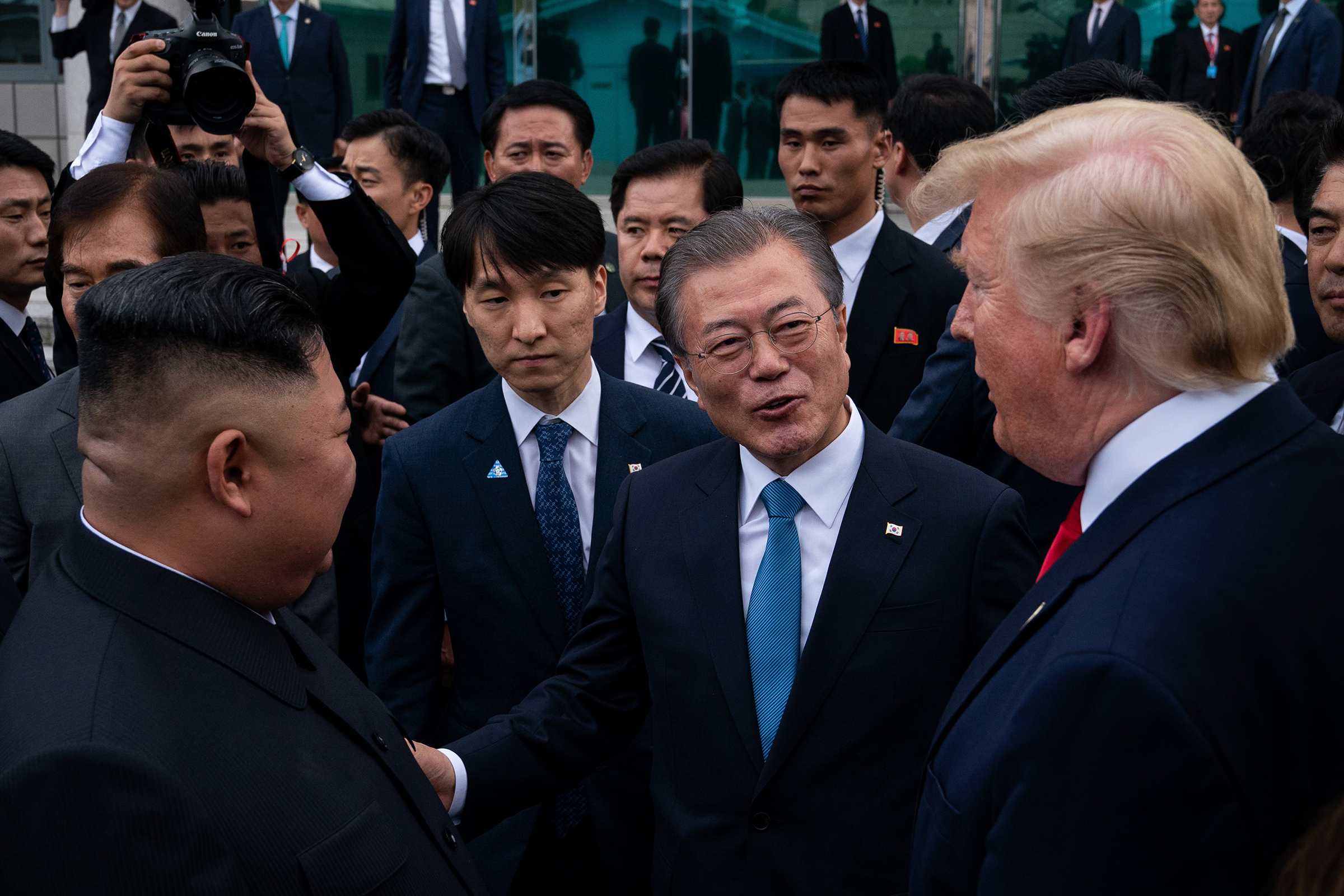 El presidente Donald Trump, el presidente Moon Jae-in y Kim Jong Un hablan frente a Freedom House en el lado surcoreano de la aldea de alto el fuego de Panmunjom el 30 de junio de 2019