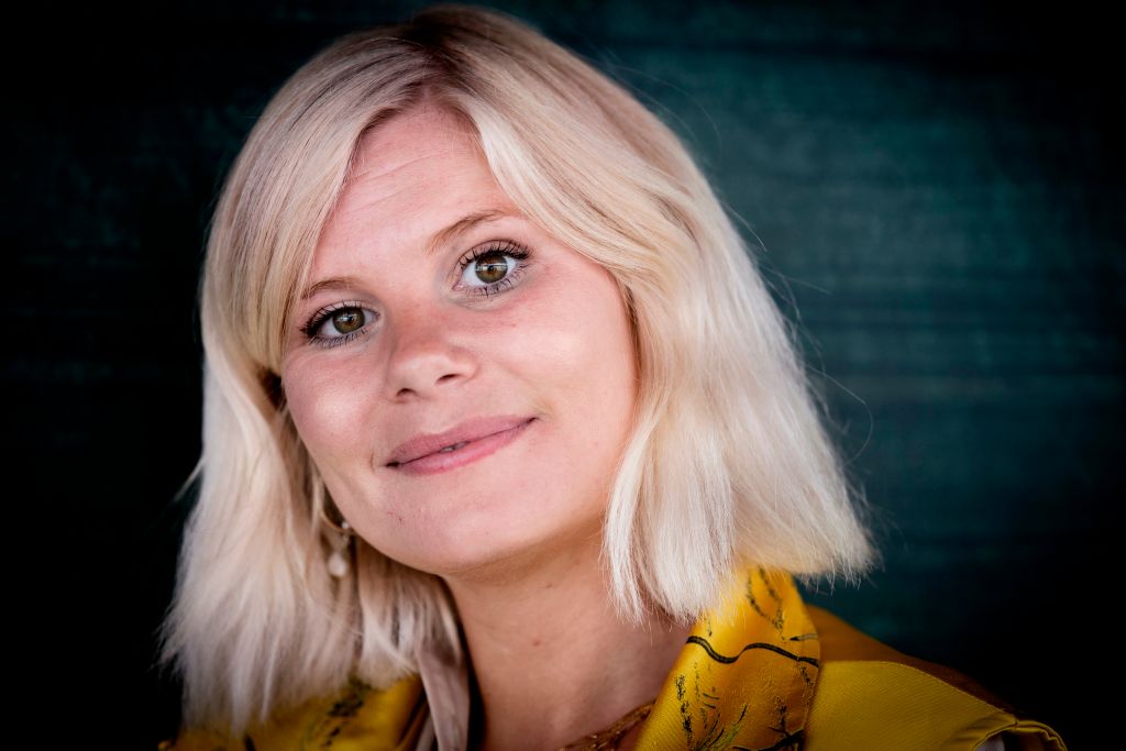 Una foto tomada el 19 de agosto de 2020 muestra a la presentadora de televisión danesa Sofie Linde posando para un fotógrafo en Copenhague.