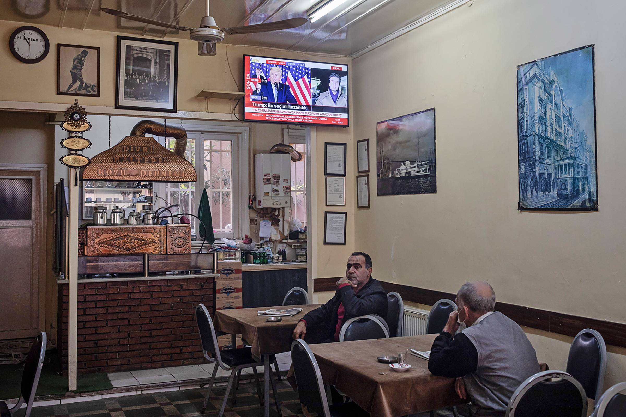 Tea drinkers in Istanbul watch one of President Trump’s press conferences