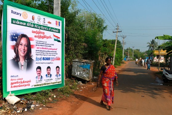 Una mujer pasa junto a un cartel de la candidata a la vicepresidencia de Estados Unidos, Kamala Harris, en su aldea ancestral de Thulasendrapuram, Tamil Nadu, el 3 de noviembre.