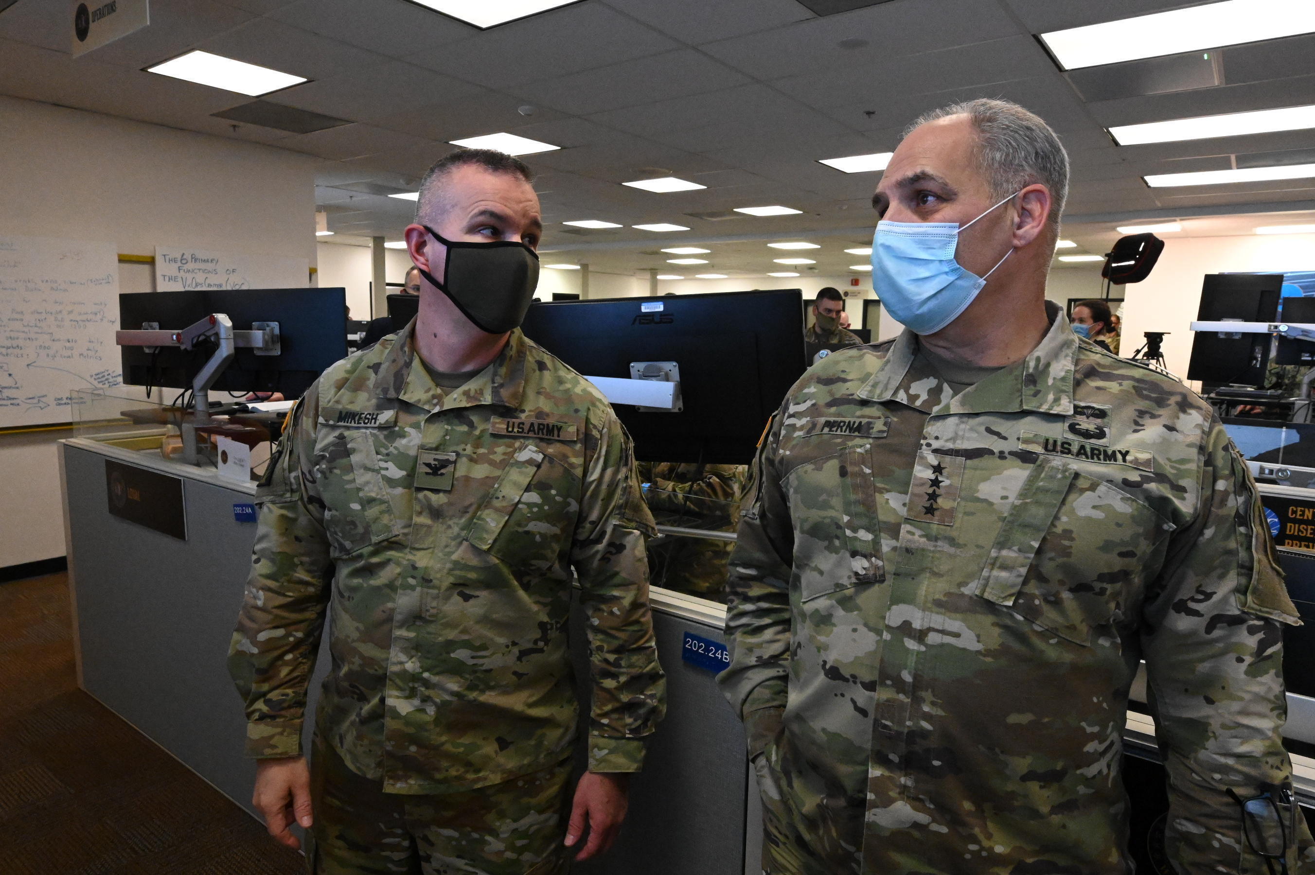 Operation Warp Speed information technology lead Colonel R.J. Mikesh speaks with General Gus Perna in the Vaccine Operations Center. (Department of Defense)