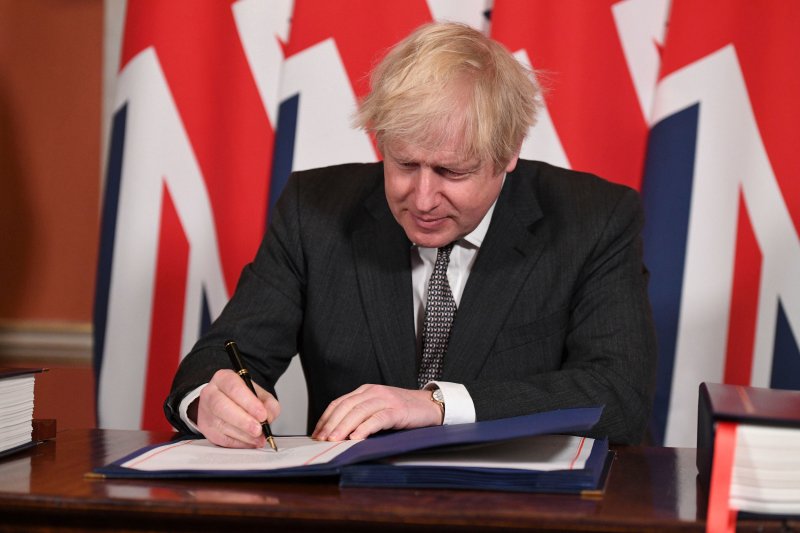 Primul ministru britanic Boris Johnson semnează Acordul de comerț și cooperare UE-Regatul Unit la 10 Downing Street, Londra miercuri, 30 decembrie 2020.
