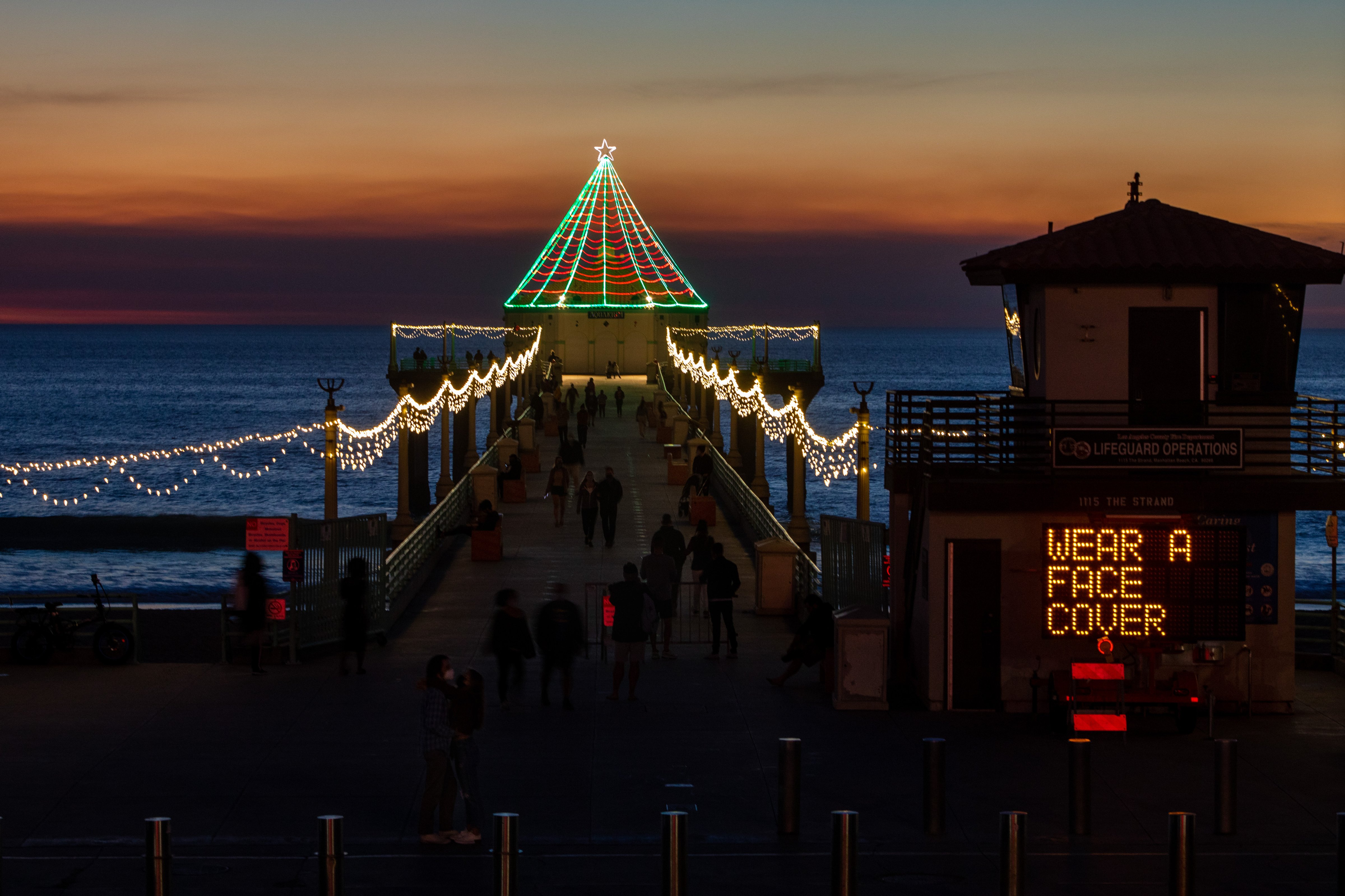 A sign tells visitors to the pier in Manhattan Beach, Calif., on Dec. 3, 2020 to wear a mask or face a $350 fine. (Jay Clendenin—Los Angeles Times/Getty Images)