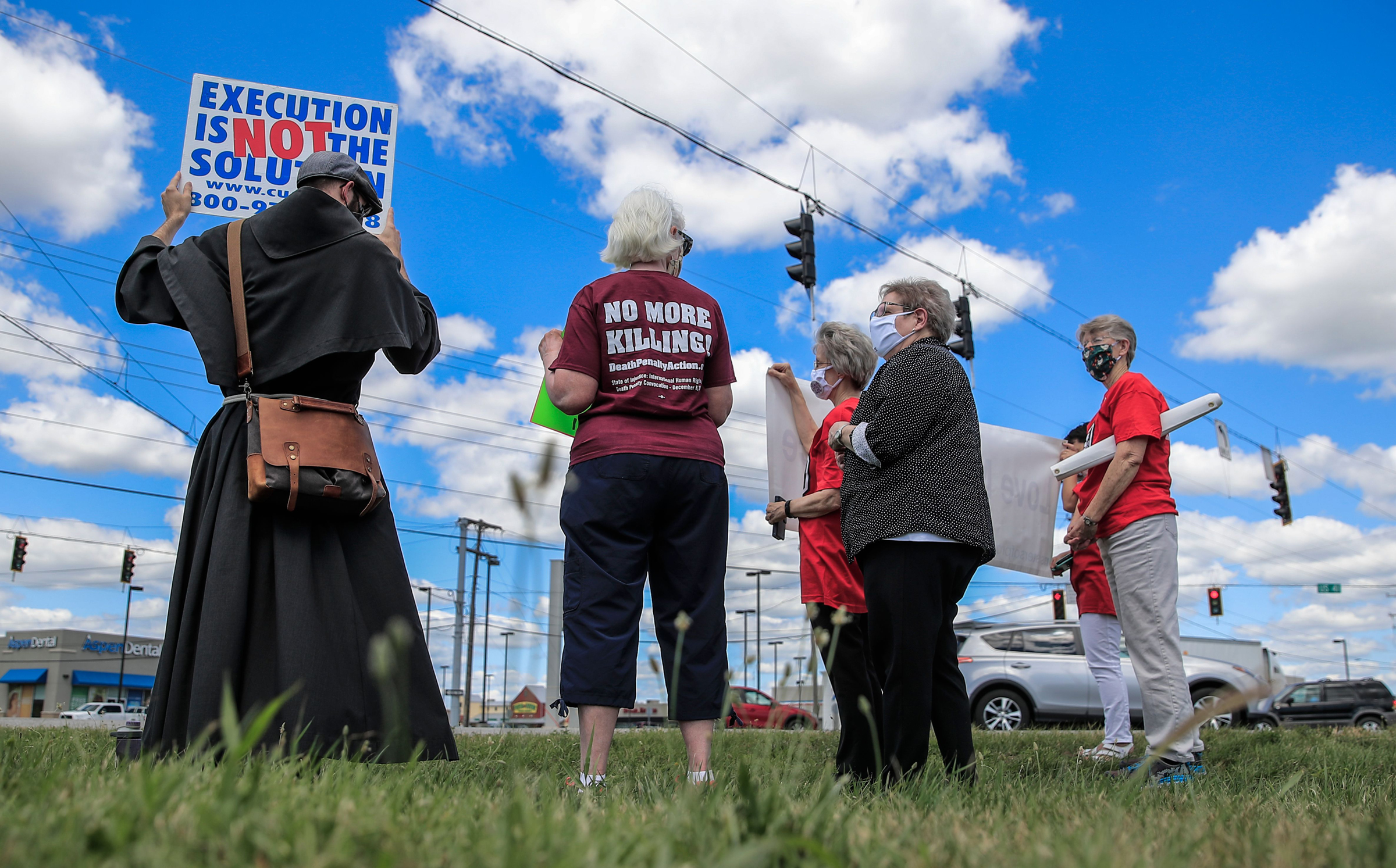 A protest in July against the resumption of federal executions near the U.S. penitentiary and execution chamber in Terre Haute, Ind. (Tannen Maury—EPA/Shutterstok)