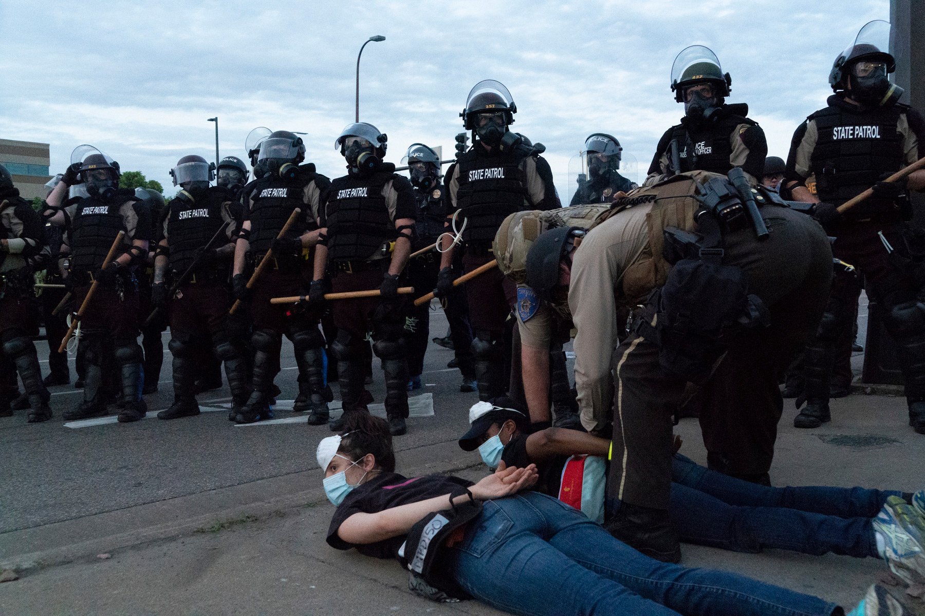 <strong>Minneapolis, May 31, 2020.</strong> Police “kettle” and arrest a group of several hundred people protesting the killing of George Floyd after curfew. (Peter van Agtmael—Magnum Photos)