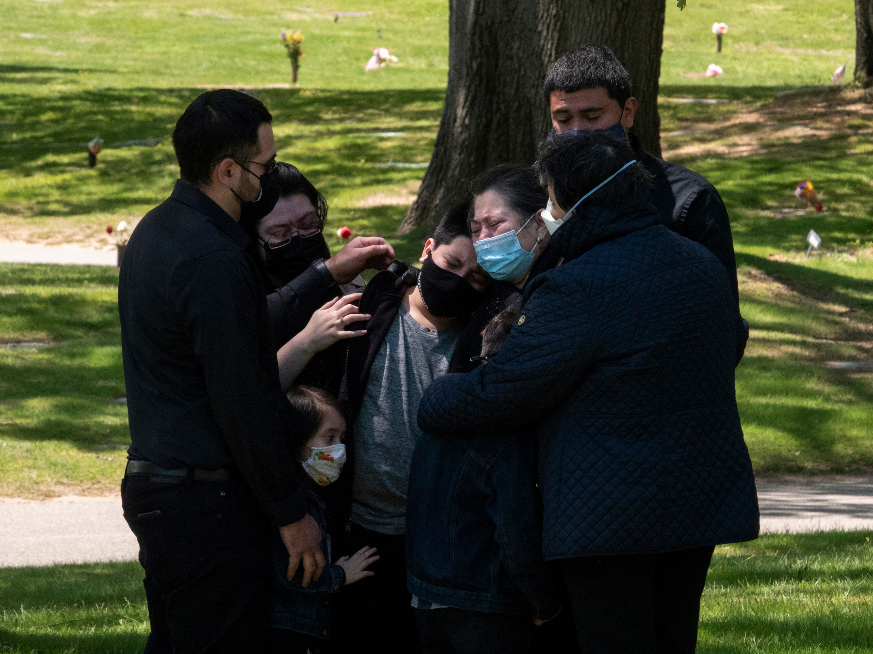 <strong>Queens, N.Y., May 13, 2020.</strong> The family of Salvador Calderon mourns his death from COVID-19 at Maple Grove Cemetery. (Peter van Agtmael—Magnum Photos)