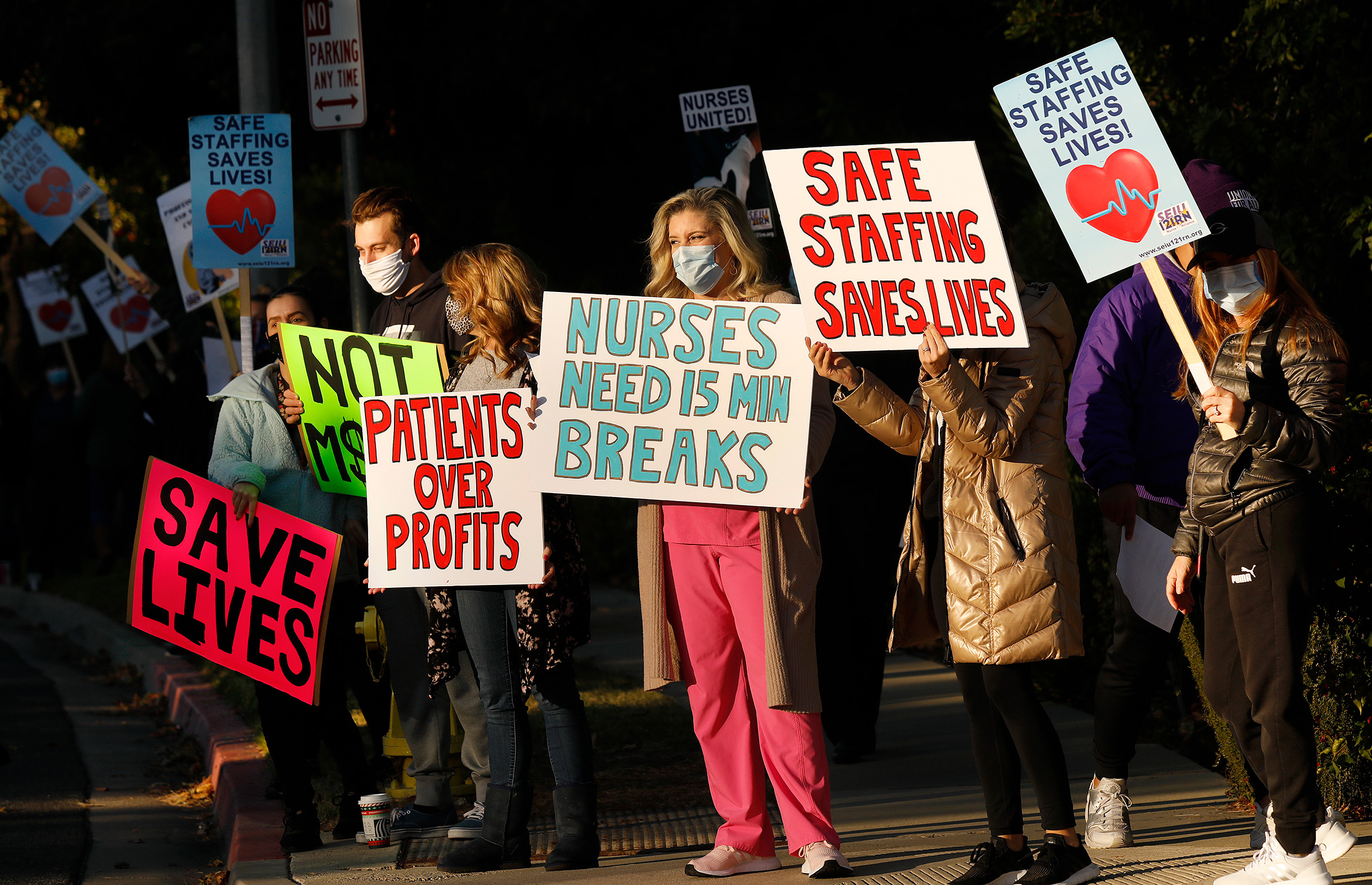 Nurses and licensed medical professionals picket in front of Los Robles Regional Medical Center to raise concerns over lack of COVID-19 testing for patients and staff, continued insufficient PPE and dangerous lack of staff on duty, in Thousand Oaks, Calif., on Nov. 30, 2020. (Al Seib—Los Angeles Times/Getty Images)