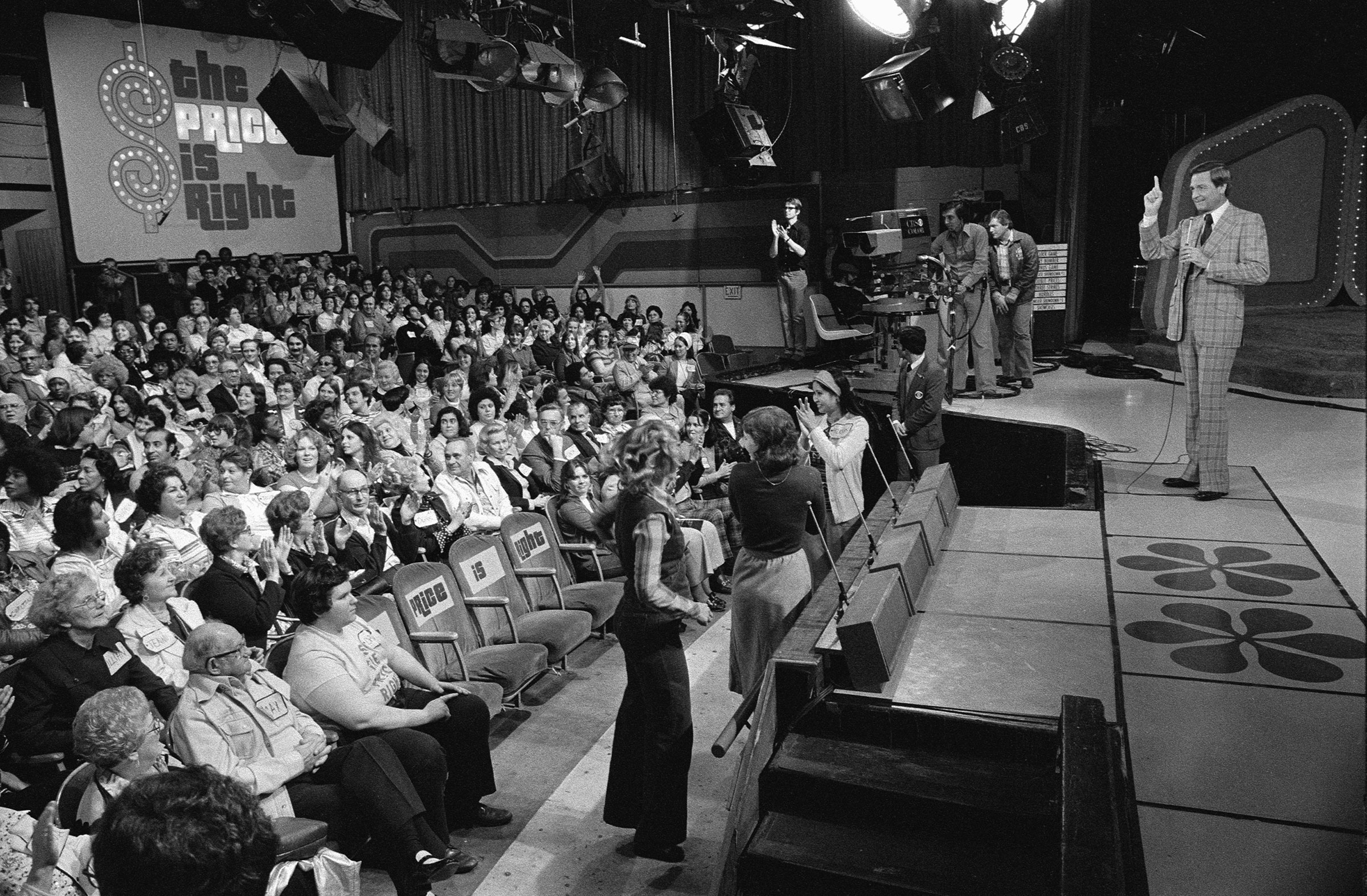 Barker addresses the crowd and contestants on 'The Price Is Right', Feb. 1978.  (CBS Photo Archive/Getty Images)