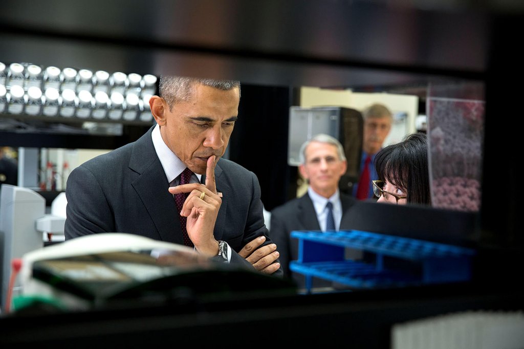 Obama visits the NIH’s vaccine lab during the Ebola crisis