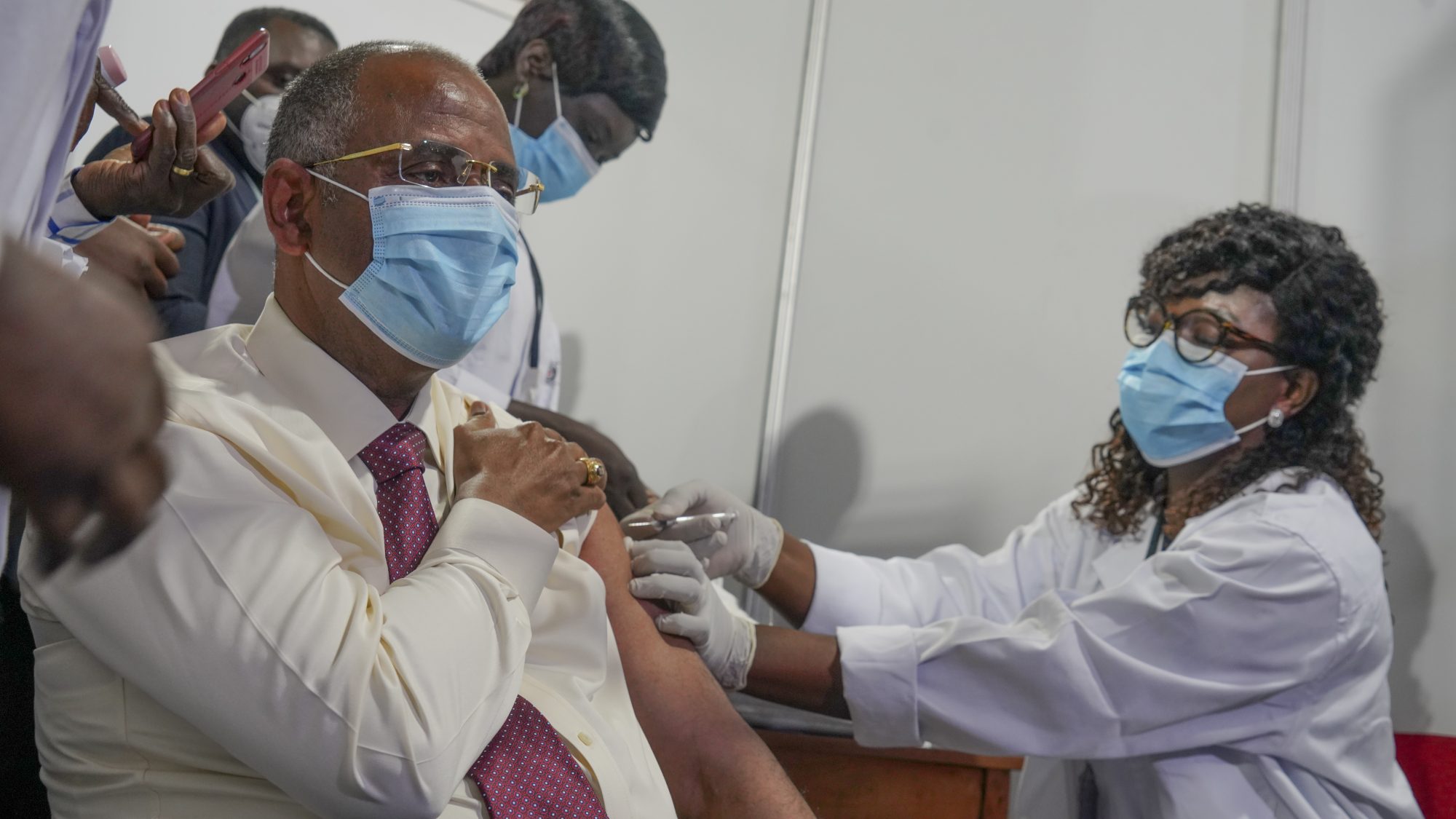 Patrick Achi, Chief of Staff to the President of Côte d’Ivoire, becomes the first person to receive a COVAX vaccine at the launch of the nation’s COVID-19 vaccination campaign at the Abidjan Parc des Sports on March 1, 2021. (Gavi/2021)