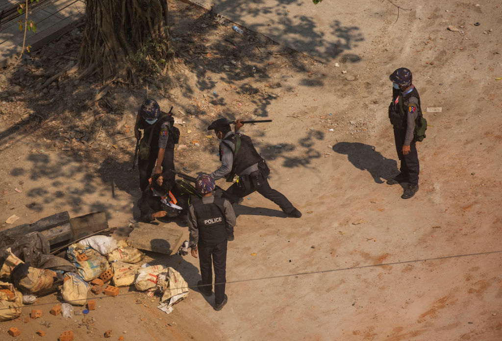 myanmar-riot-police