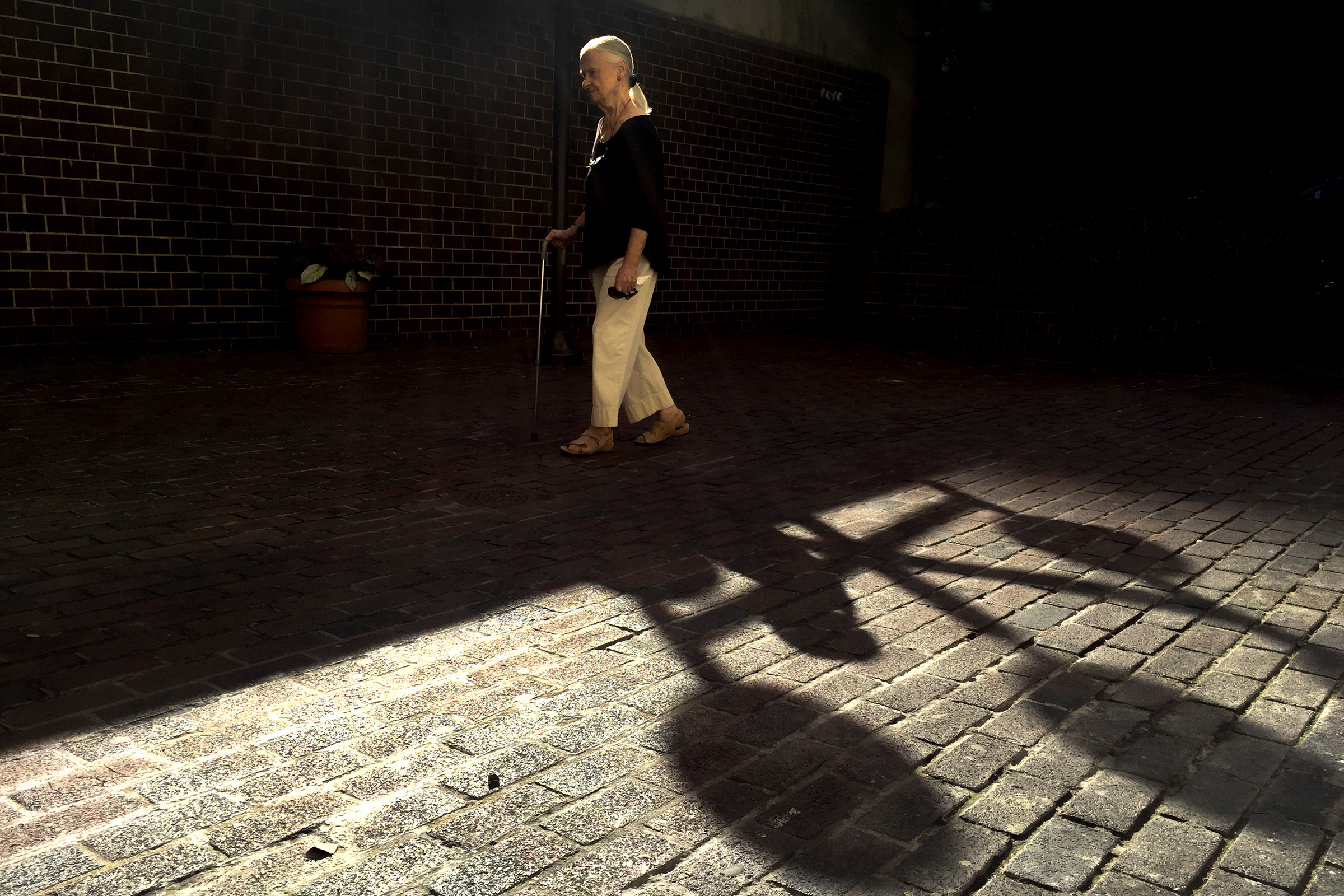 new-york-old-woman-street-photography