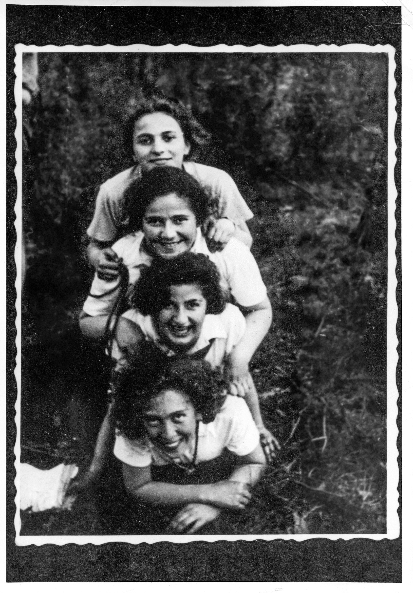 Members of The Young Guard in Włocławek, Poland, during Lag BaOmer, 1937. Tosia Altman is at the bottom. (Courtesy of Yad Vashem Photo Archive, Jerusalem. 1592/1)
