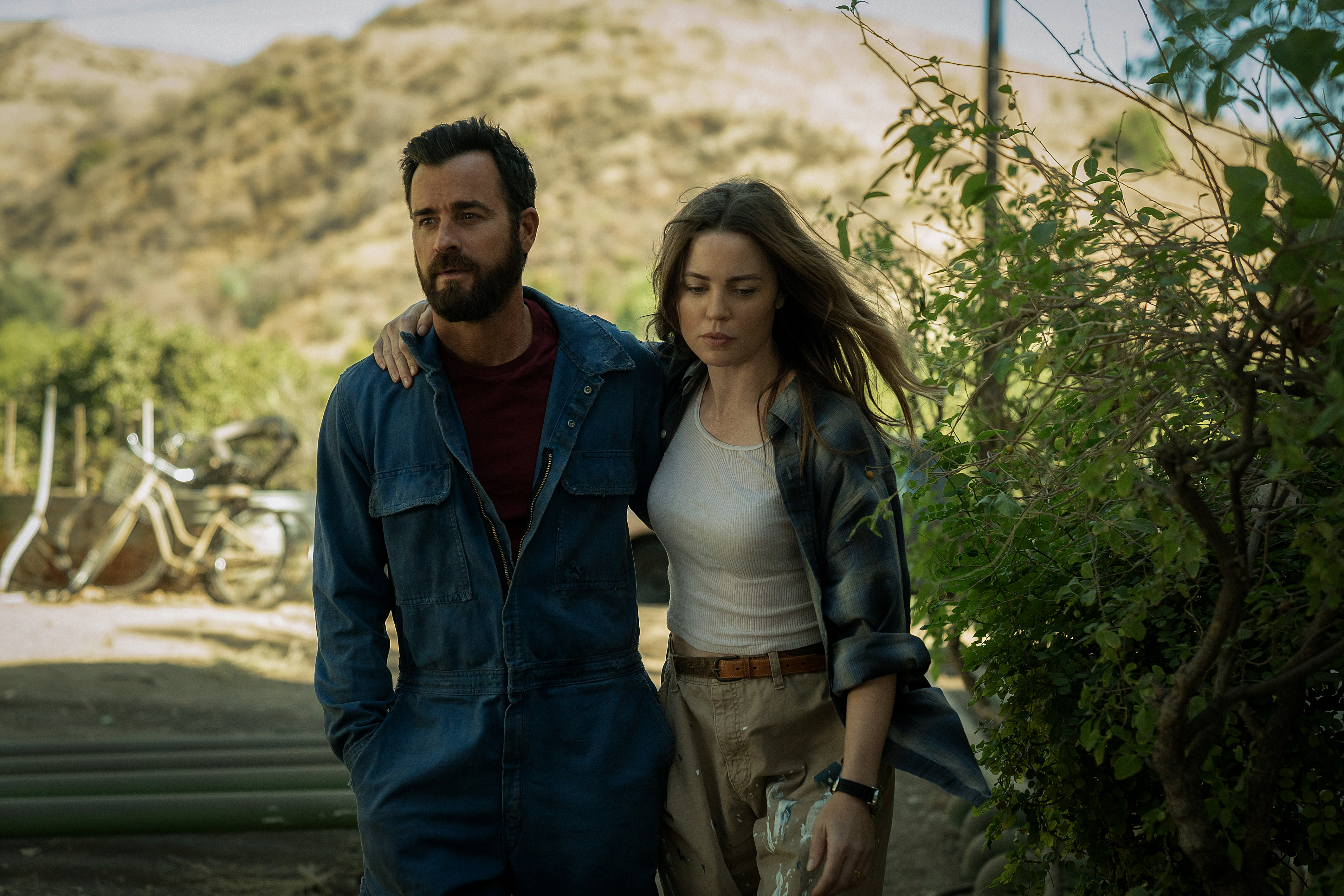 Justin Theroux and Melissa George in 'The Mosquito Coast' (Apple TV+)