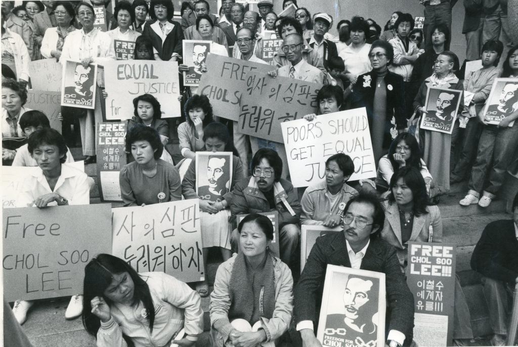 Supporters of Chol Soo Lee at the Hall of Justice in San Francisco on Aug. 9, 1982. (Jerry Telfer—San Francisco Chronicle/Getty Images)