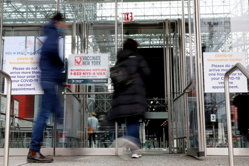 People enter the Javits Center in New York on March 31, 2021 (Emaz—VIEWpress/Corbis via Getty Images)
