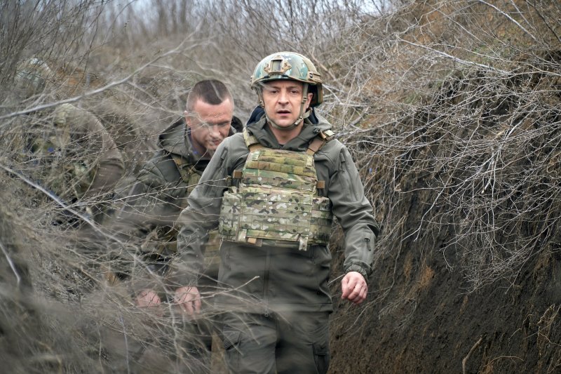 Президент Украины Владимир Зеленский посещает позиции вооруженных сил вблизи линии фронта с поддерживаемыми Россией сепаратистами в Донбассе, Украина, 9 апреля 2021 года.