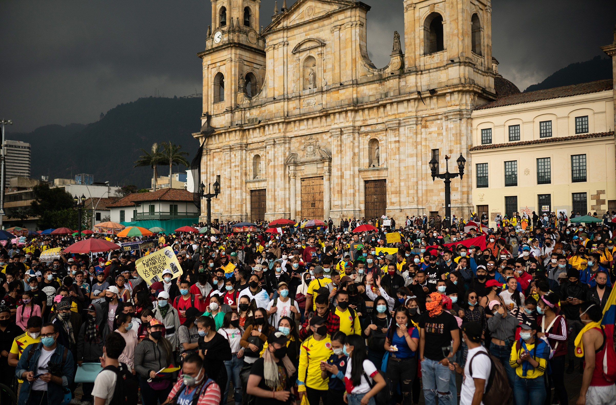 Hundreds of marchers arrive at the Plaza de Bolivar in Bogotá on May 1. (Andres Cardona—Reojo Colectivo)