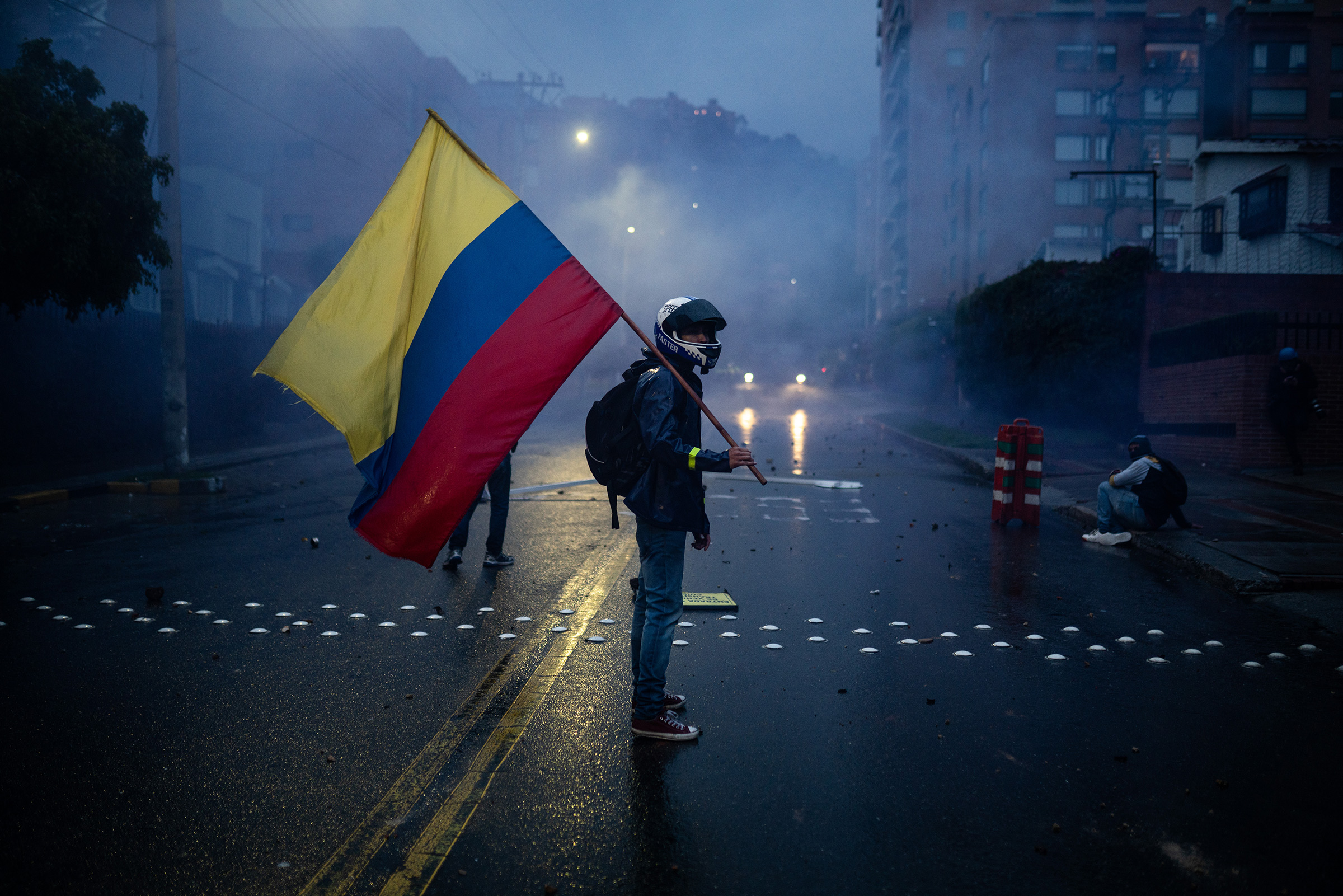 A protester holds a Colombian flag during protests in Bogotá on May 1. (Andres Cardona—Reojo Colectivo)