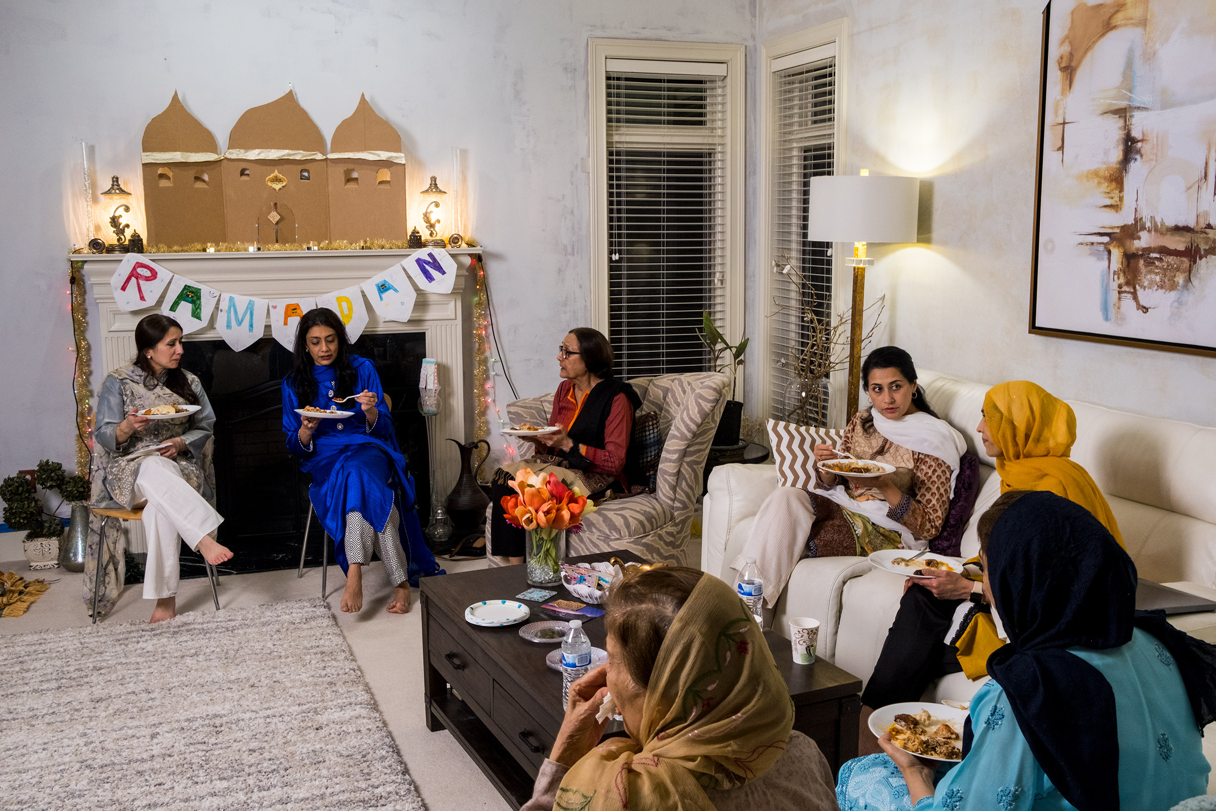 Muslim women break their fast with iftar and chat. (Eli Hiller for TIME)