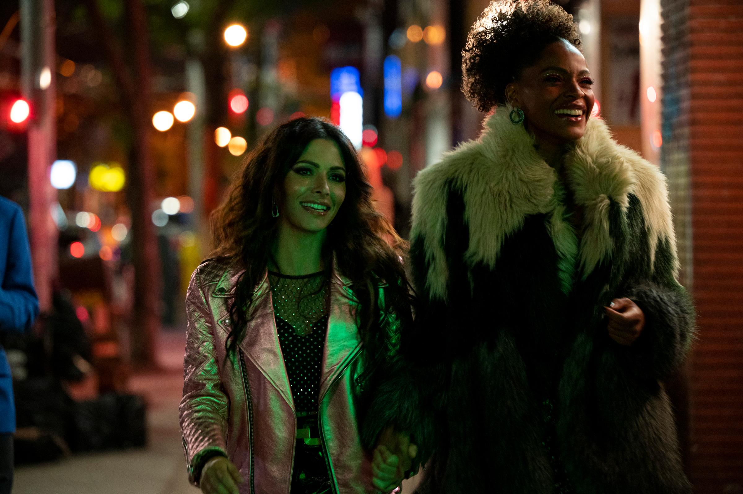 SEX/LIFE (L to R) SARAH SHAHI as BILLIE CONNELLY and MARGARET ODETTE as SASHA SNOW in episode 101 of SEX/LIFE Cr. AMANDA MATLOVICH/NETFLIX © 2021