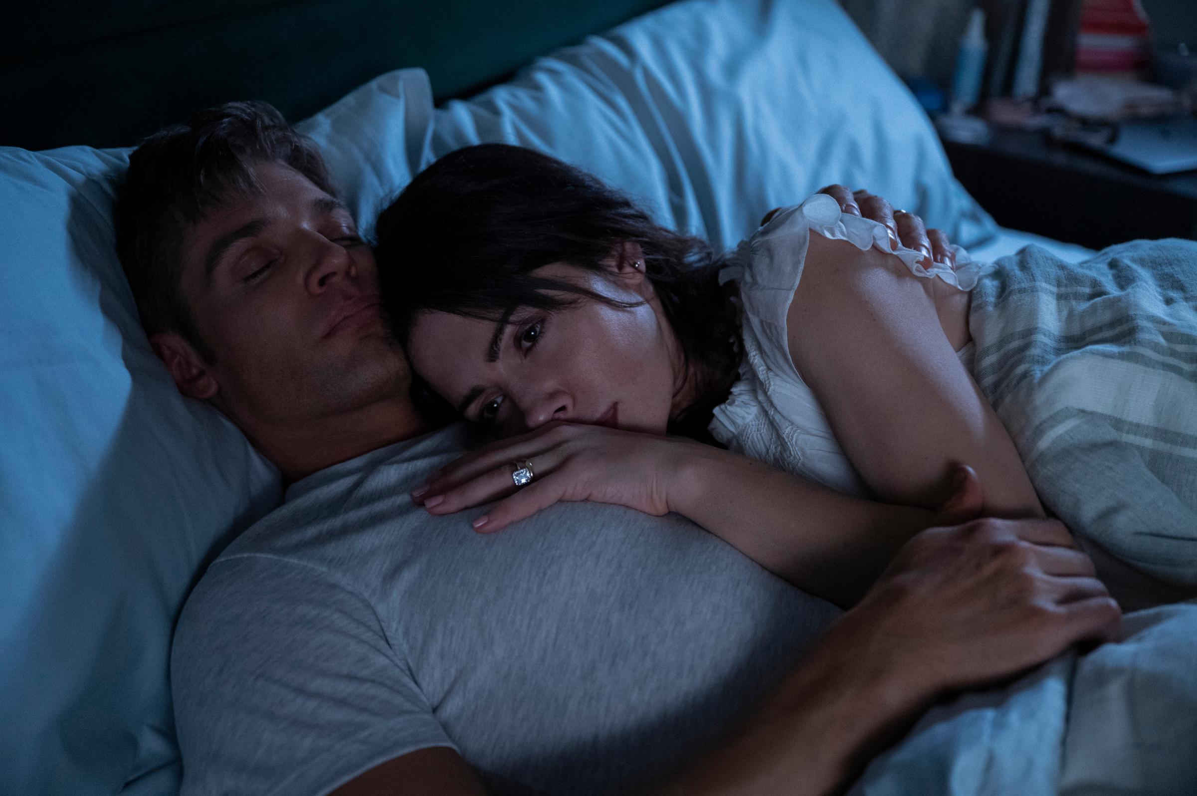 SEX/LIFE (L to R) MIKE VOGEL as COOPER CONNELLY and SARAH SHAHI as BILLIE CONNELLY in episode 102 of SEX/LIFE Cr. SOPHIE GIRAUD/NETFLIX © 2021