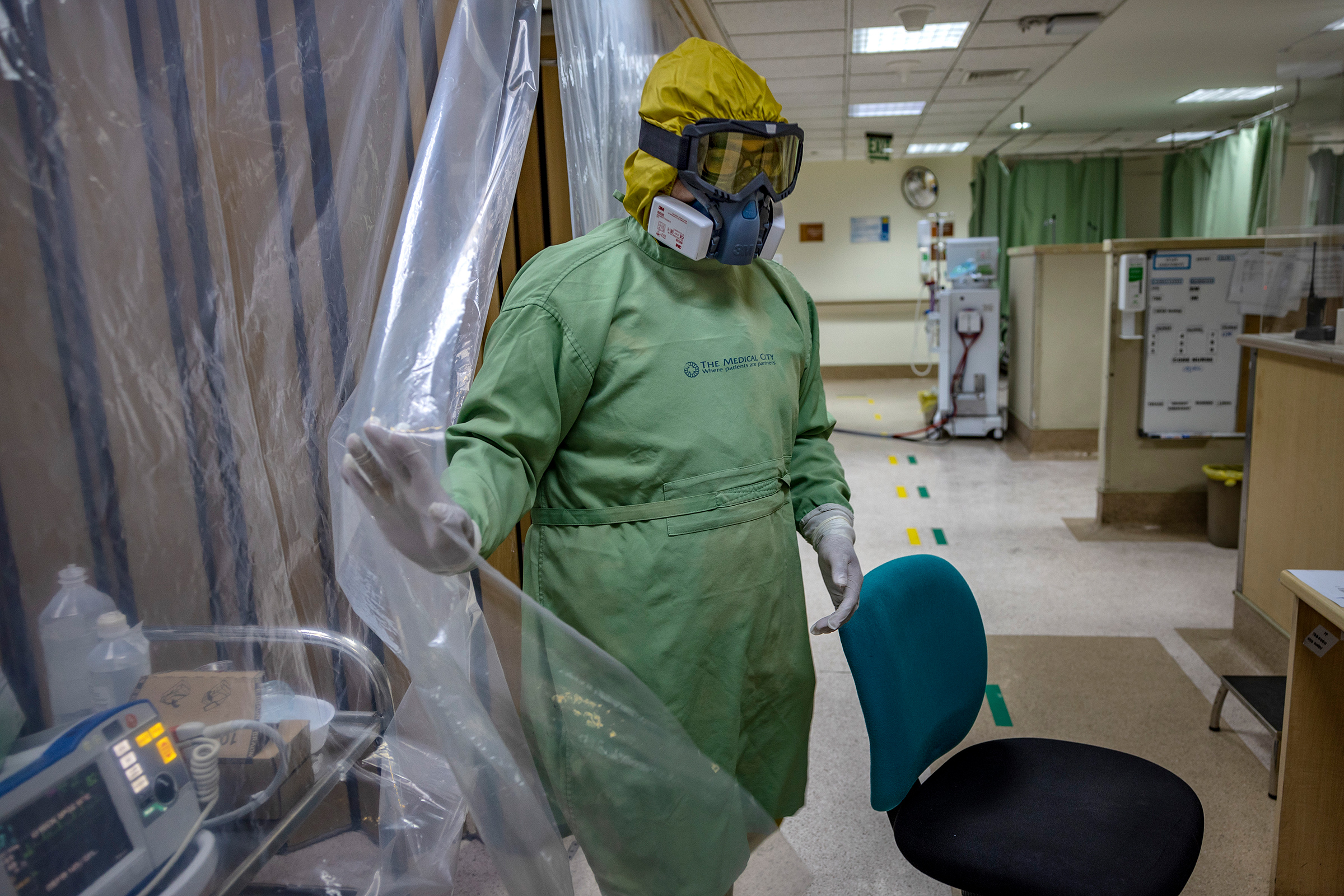 Dr. Alejandro Umali wears personal protective equipment inside the COVID-19 ward on April 26. (Ezra Acayan—Getty Images)