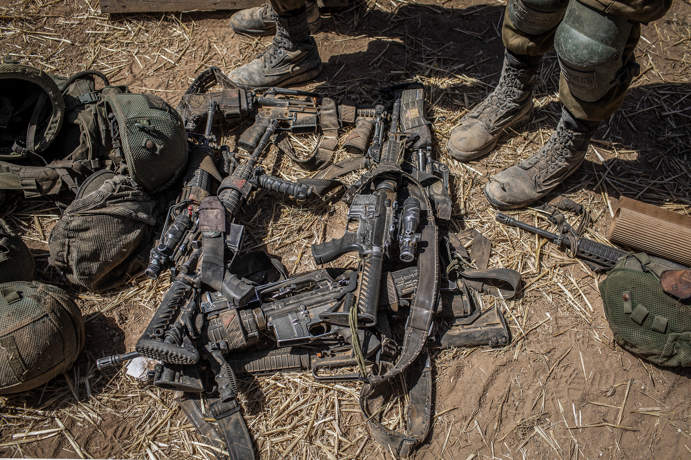 Weapons belonging to soldiers of the Israel Defense Forces near Sderot on May 19, 2021. (Ilia Yefimovich—picture alliance/Getty Images)