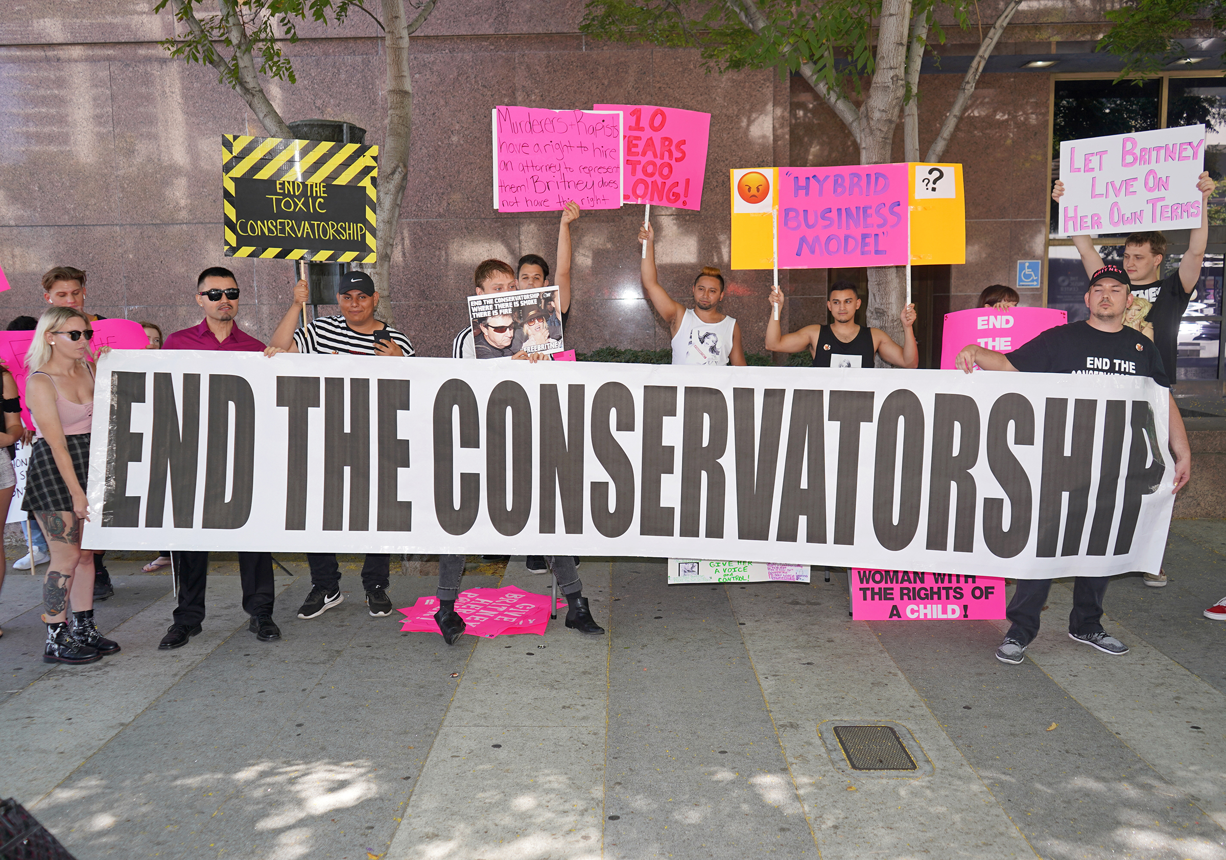 Protesters hold a banner outside a conservatorship hearing in September 2019. (Jamie Lee Curtis Taete)