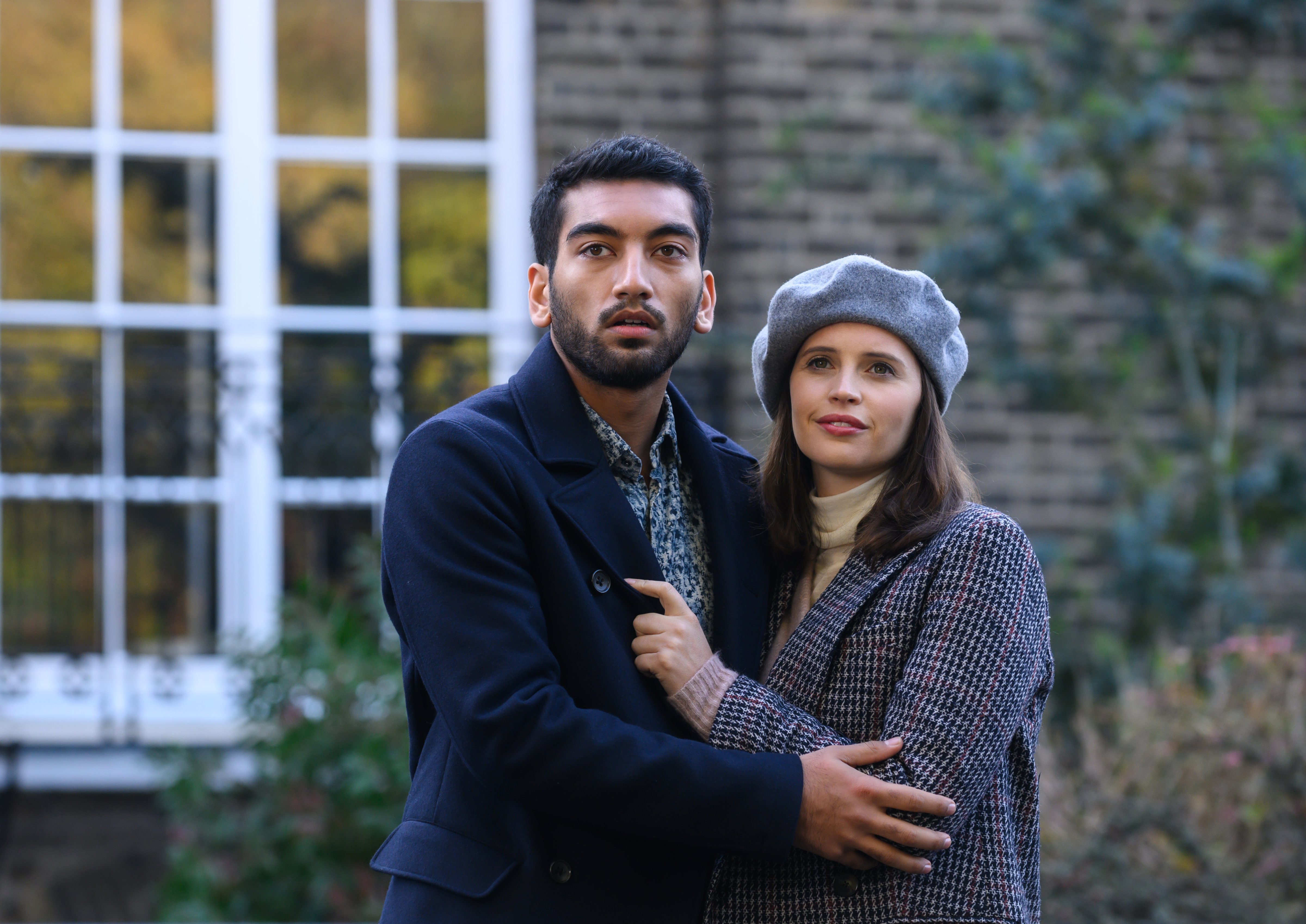 Nabhaan Rizwan as Rory McCallan and Felicity Jones as Ellie Haworth in The Last Letter From Your Lover. (Parisa Taghizadeh—Netflix)