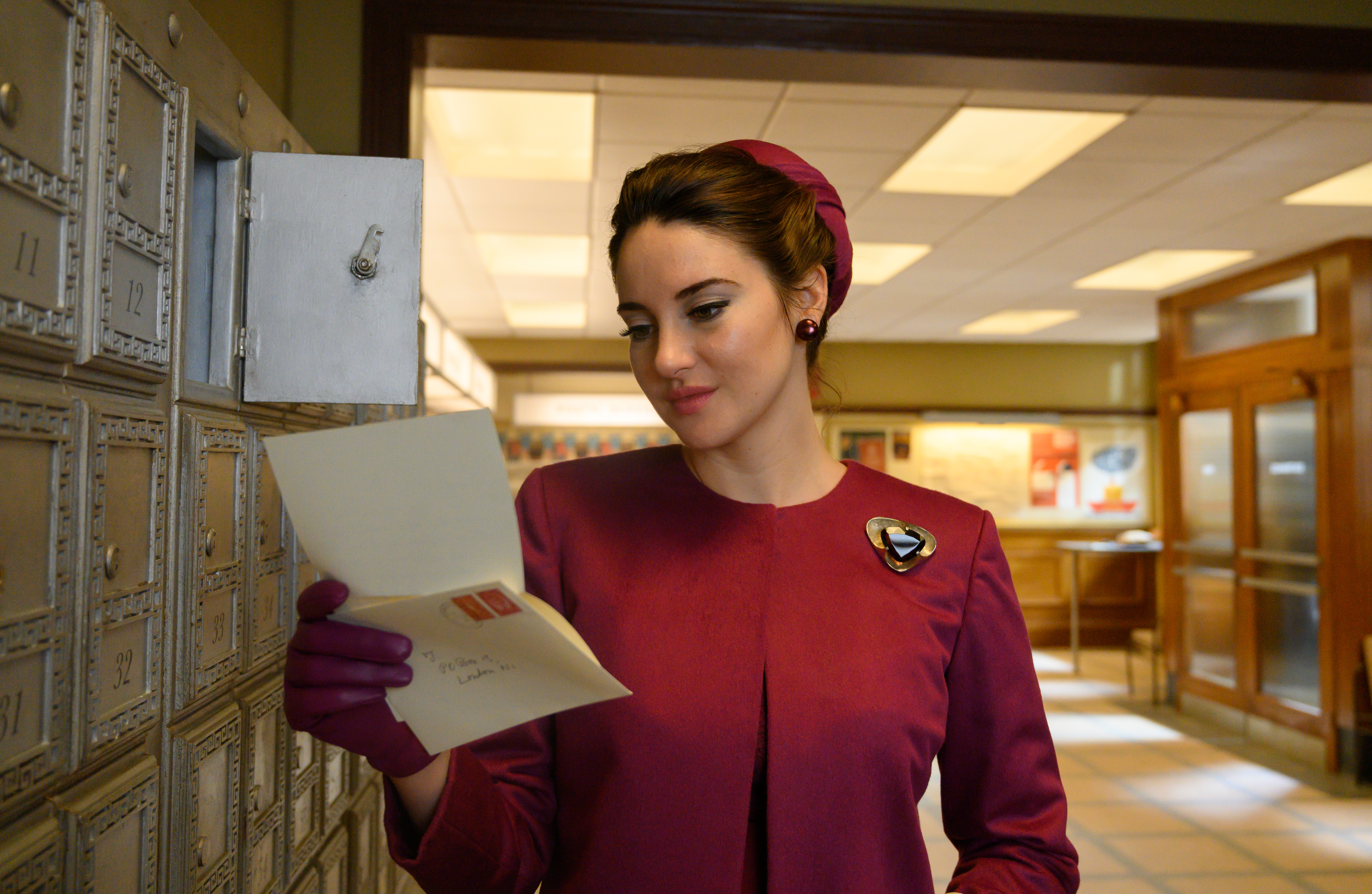 Shailene Woodley as Jennifer Stirling in The Last Letter From Your Lover. (Parisa Taghizadeh—Netflix)
