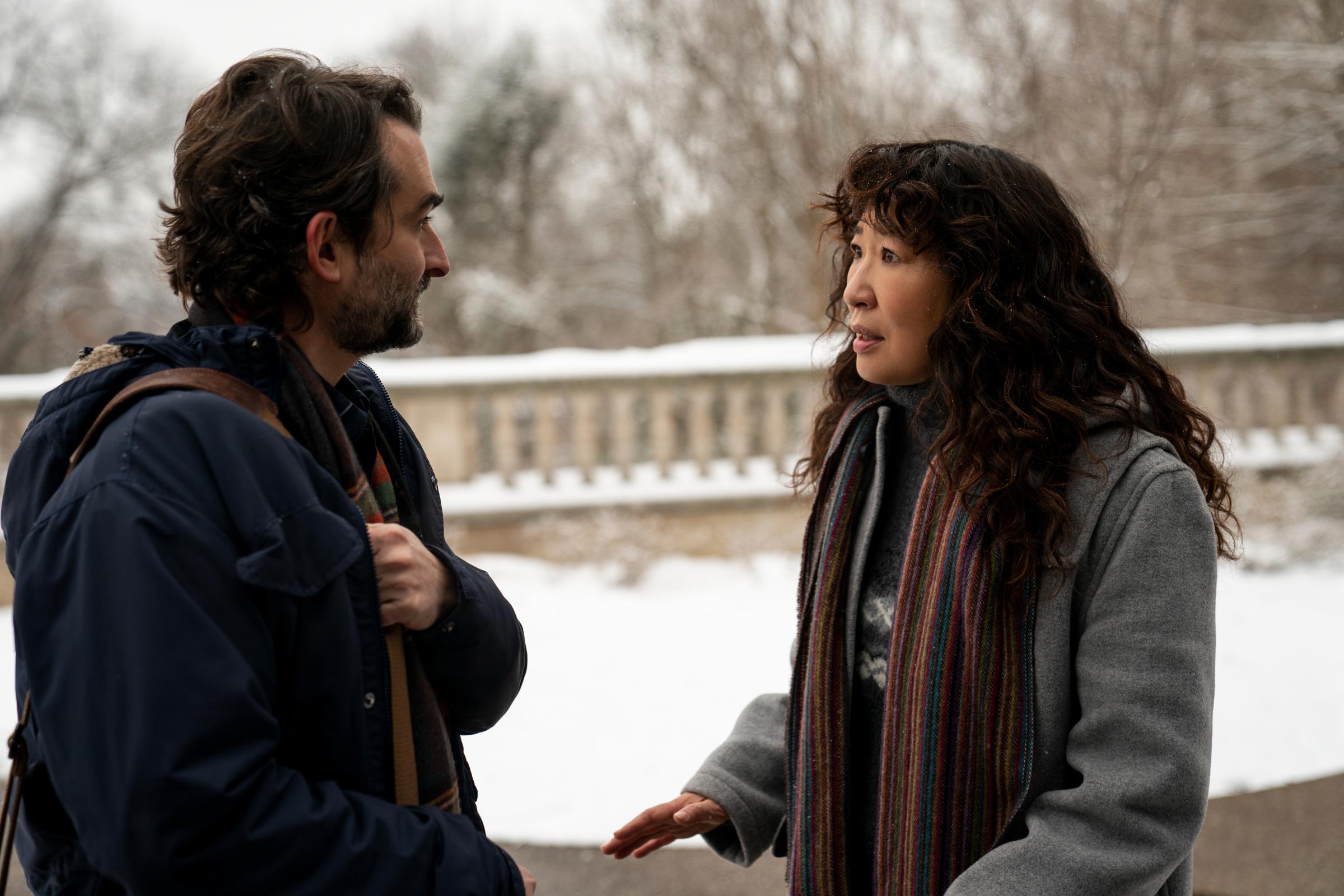 THE CHAIR (L to R) JAY DUPLASS as BILL and SANDRA OH as JI-YOON in episode 101 of THE CHAIR Cr. ELIZA MORSE/NETFLIX © 2021