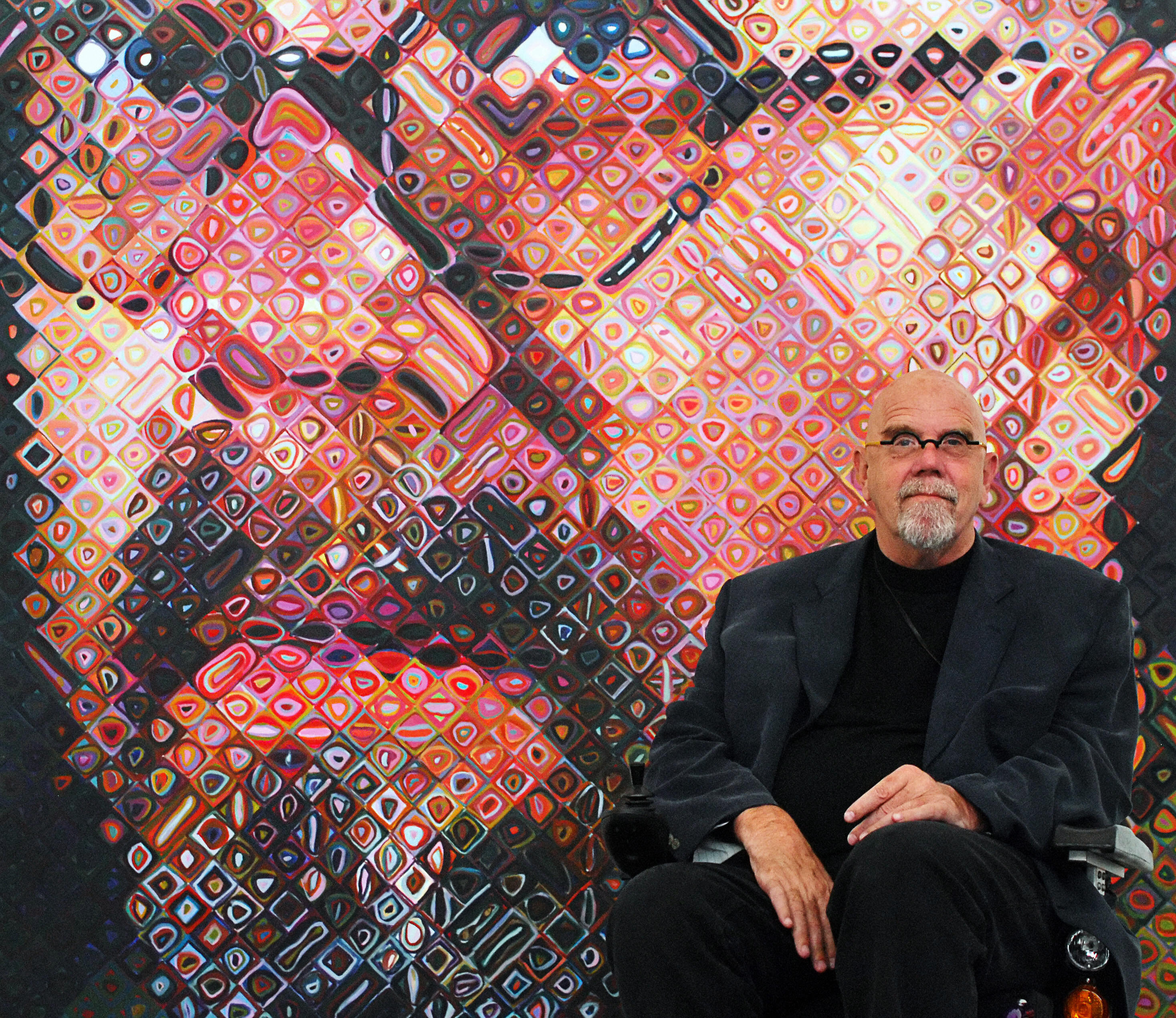 Chuck Close in front of one of his self-portraits in 2007. (HENNING KAISER/DDP/AFP via Getty Images))