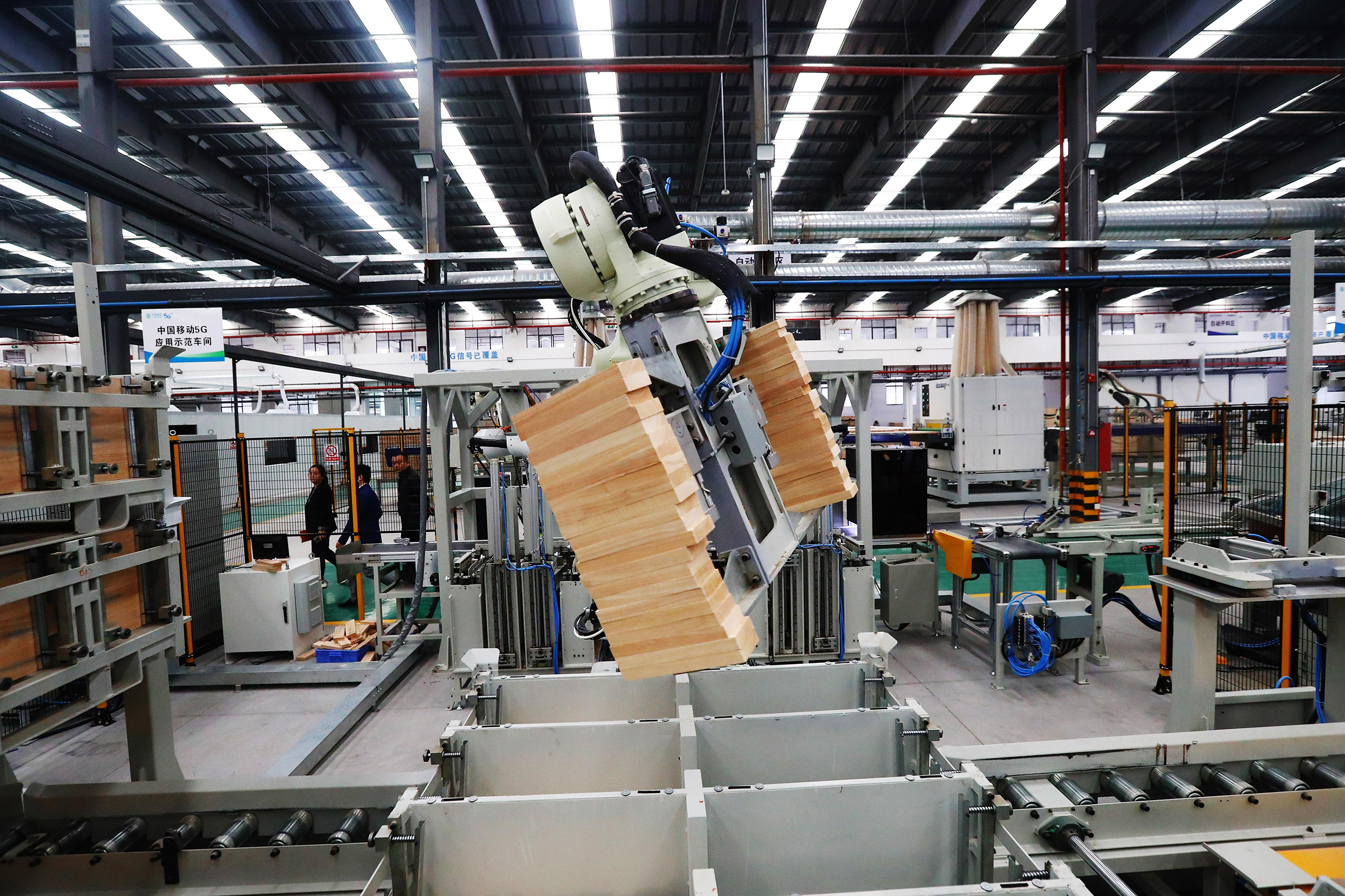 A robotic arm moves bricks using 5G and AI on Oct. 21 in Ganzhou, Jiangxi province