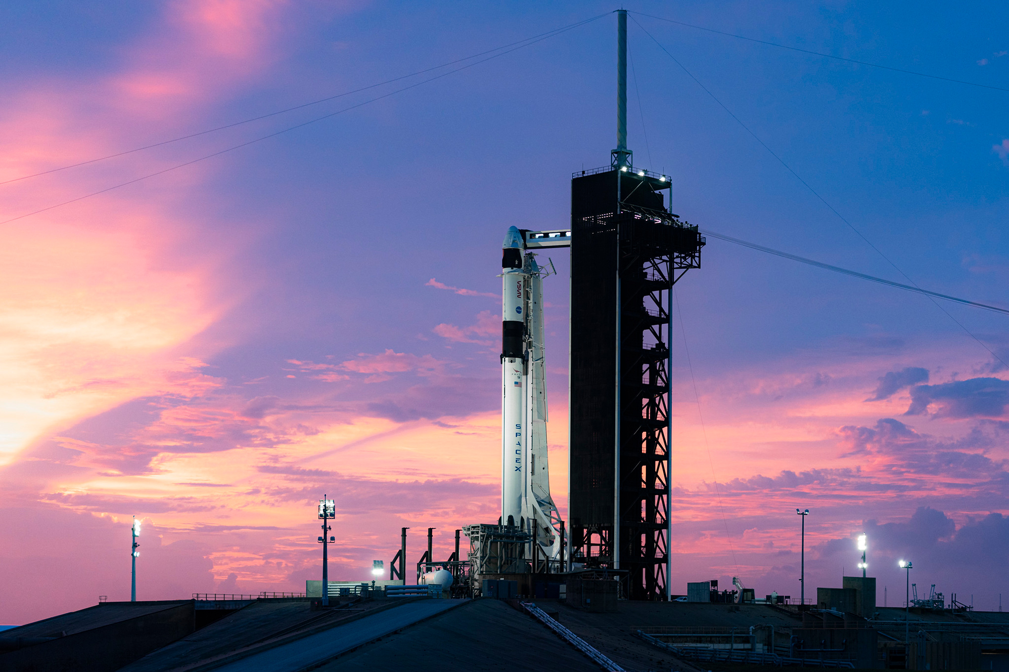 The <em>Crew Dragon</em> spacecraft and the Falcon 9 rocket a few days before the launch of Crew-1 Mission in Nov. 2020. (Courtesy SpaceX)