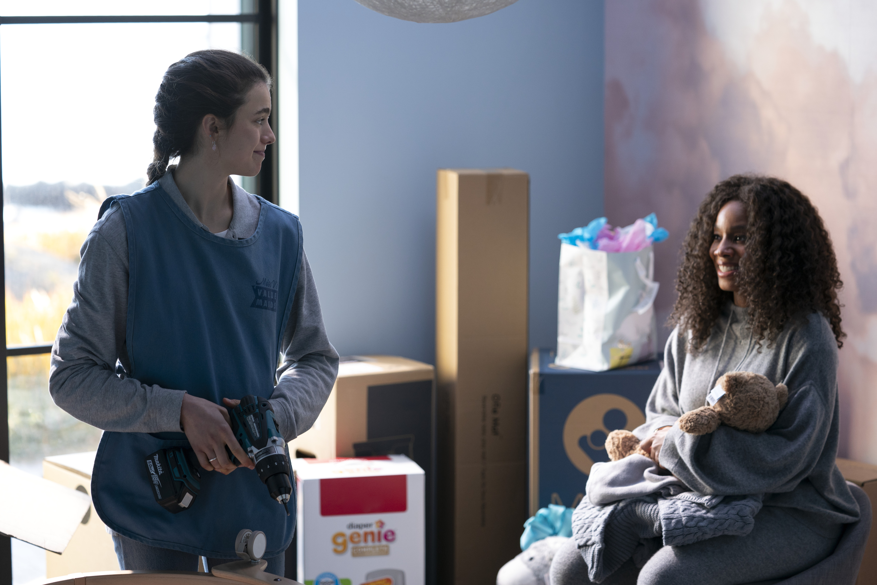 MAID (L to R) MARGARET QUALLEY as ALEX and ANIKA NONI ROSE as REGINA in MAID (RICARDO HUBBS/NETFLIX)