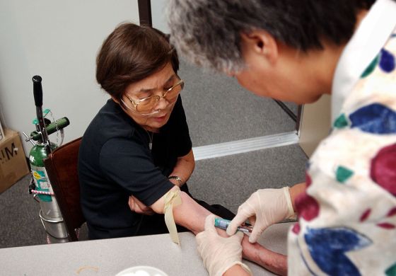 Japanese Physicians Examine Hiroshima-Nagasaki Survivors