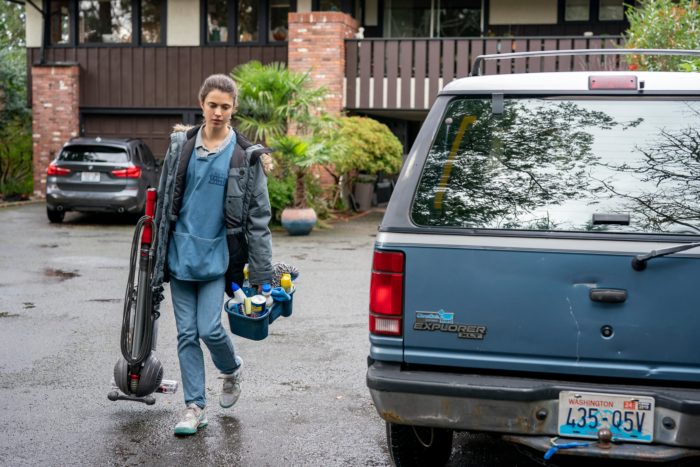 Margaret Qualley plays a single mom who works as a house cleaner in the Netflix series Maid