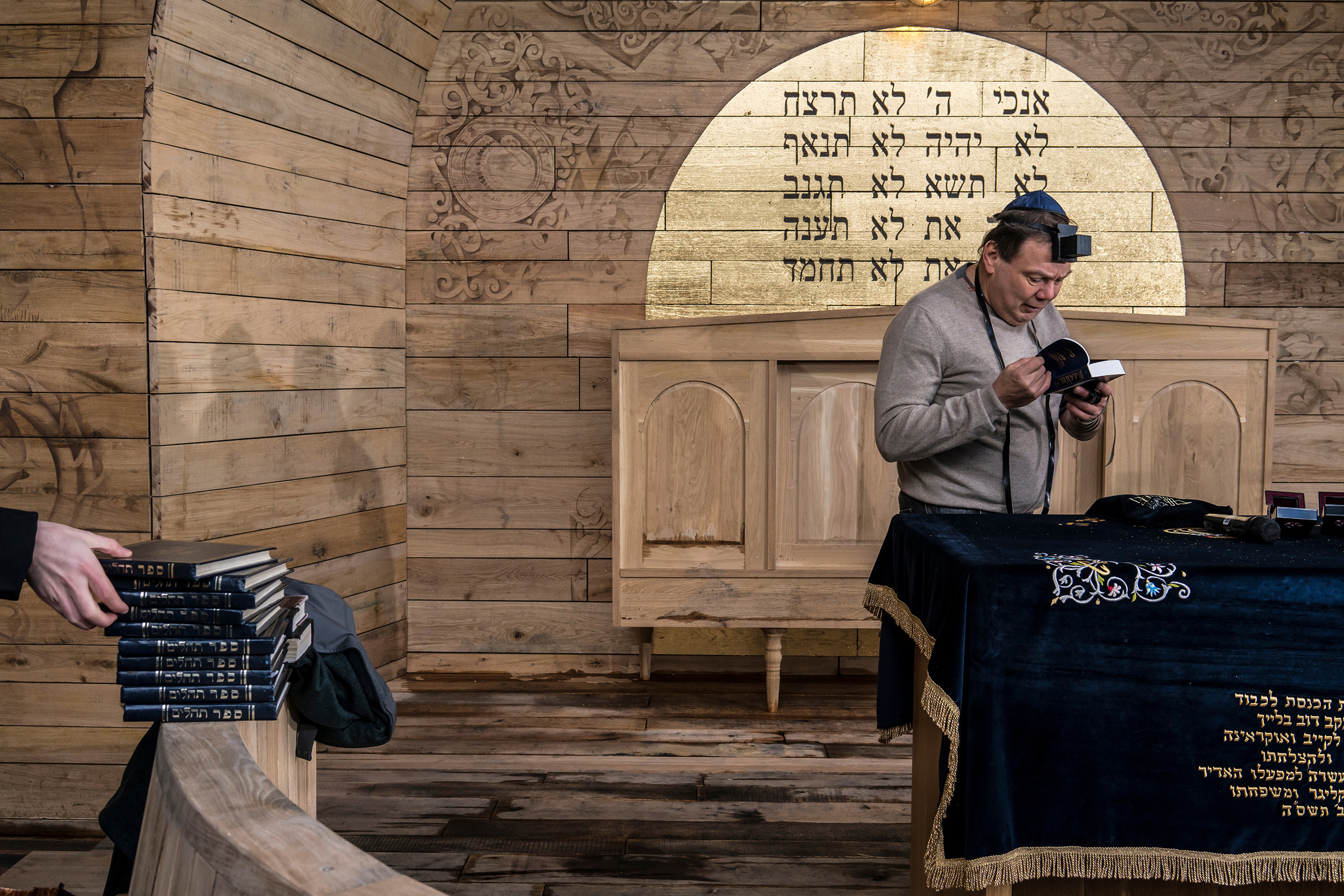 Fridman prays at a Holocaust Remembrance Day ceremony at the Babyn Yar synagogue on April 8