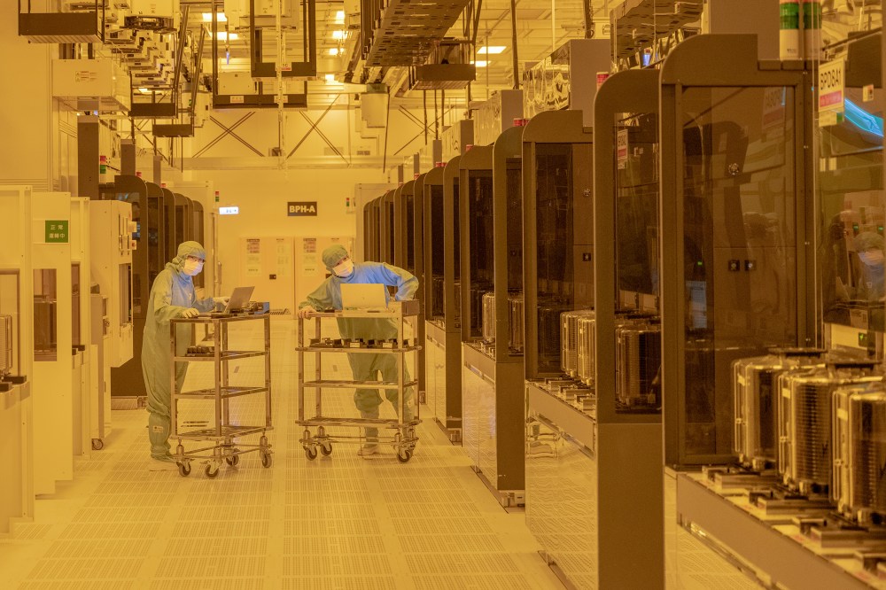 TSMC workers in the âclean roomâ where fabrication of chips takes place in the companyâs Hsinchu headquarters