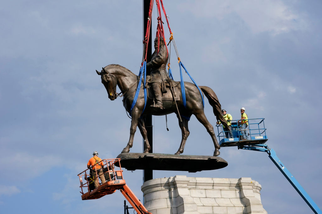 Crews remove a statue of Confederate General Robert E. Lee on Monument Avenue, Sept. 8, 2021, in Richmond, Va. (Steve Helber—Getty Images)