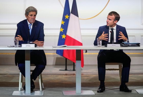 Kerry with French President Emmanuel Macron