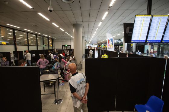 Test d'écouvillonnage du coronavirus à l'aéroport de Schiphol pour les voyageurs
